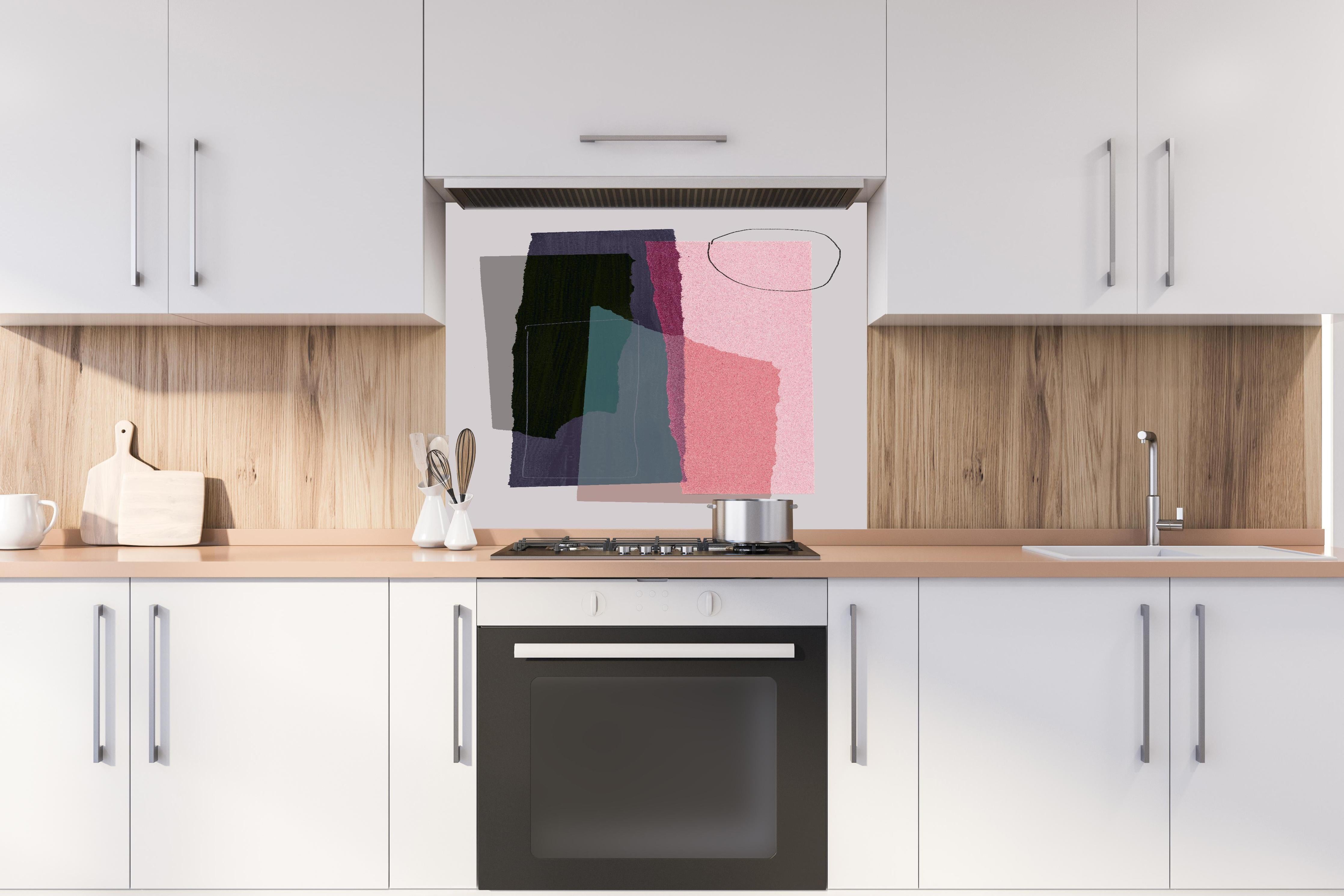 Spritzschutz - Abstrakte minimalistische Weiß-Ton-Textur hinter einem Cerankochfeld zwischen Holz-Kochutensilien
