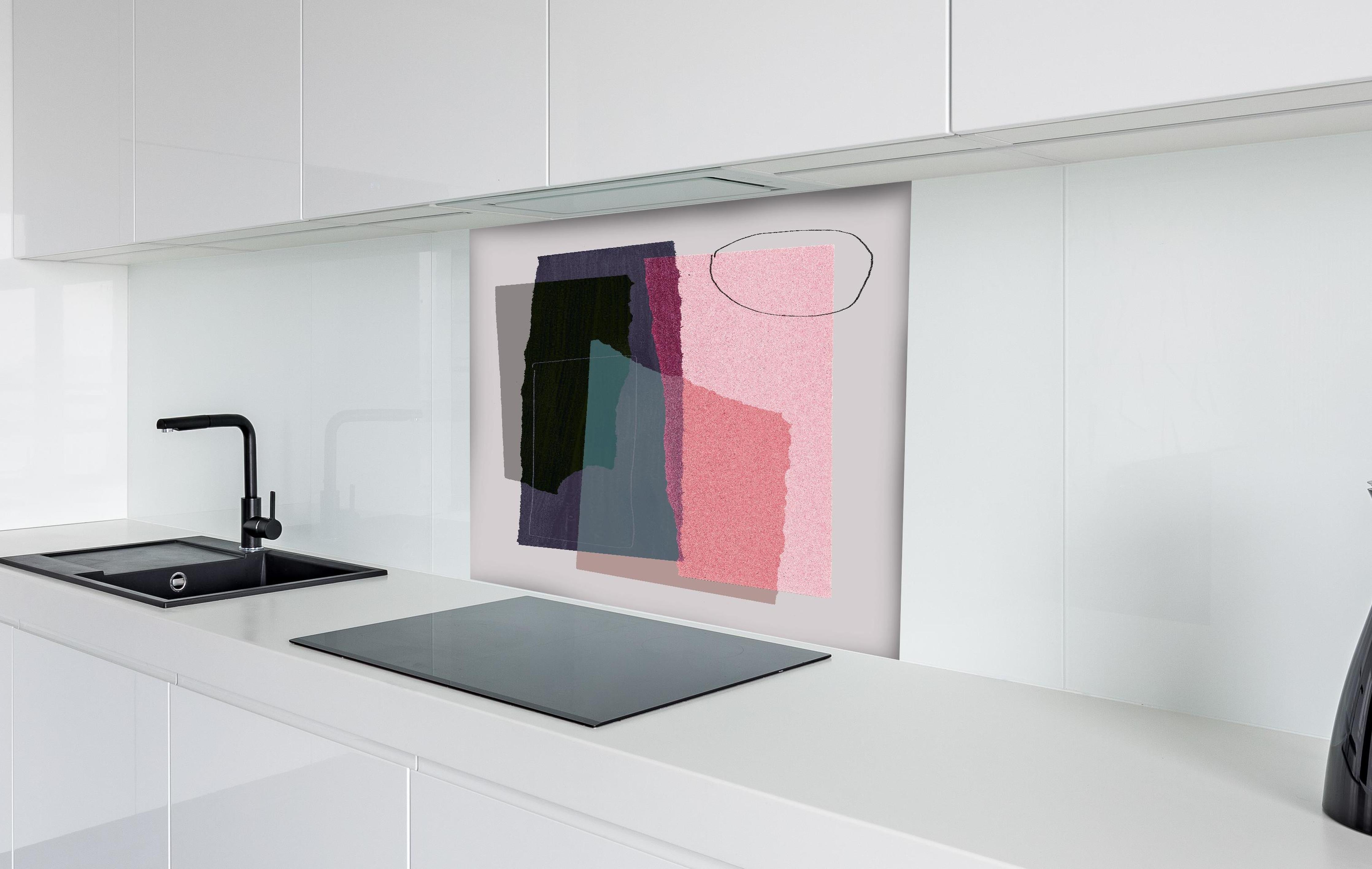 Spritzschutz - Abstrakte minimalistische Weiß-Ton-Textur hinter einem Cerankochfeld zwischen Holz-Kochutensilien
