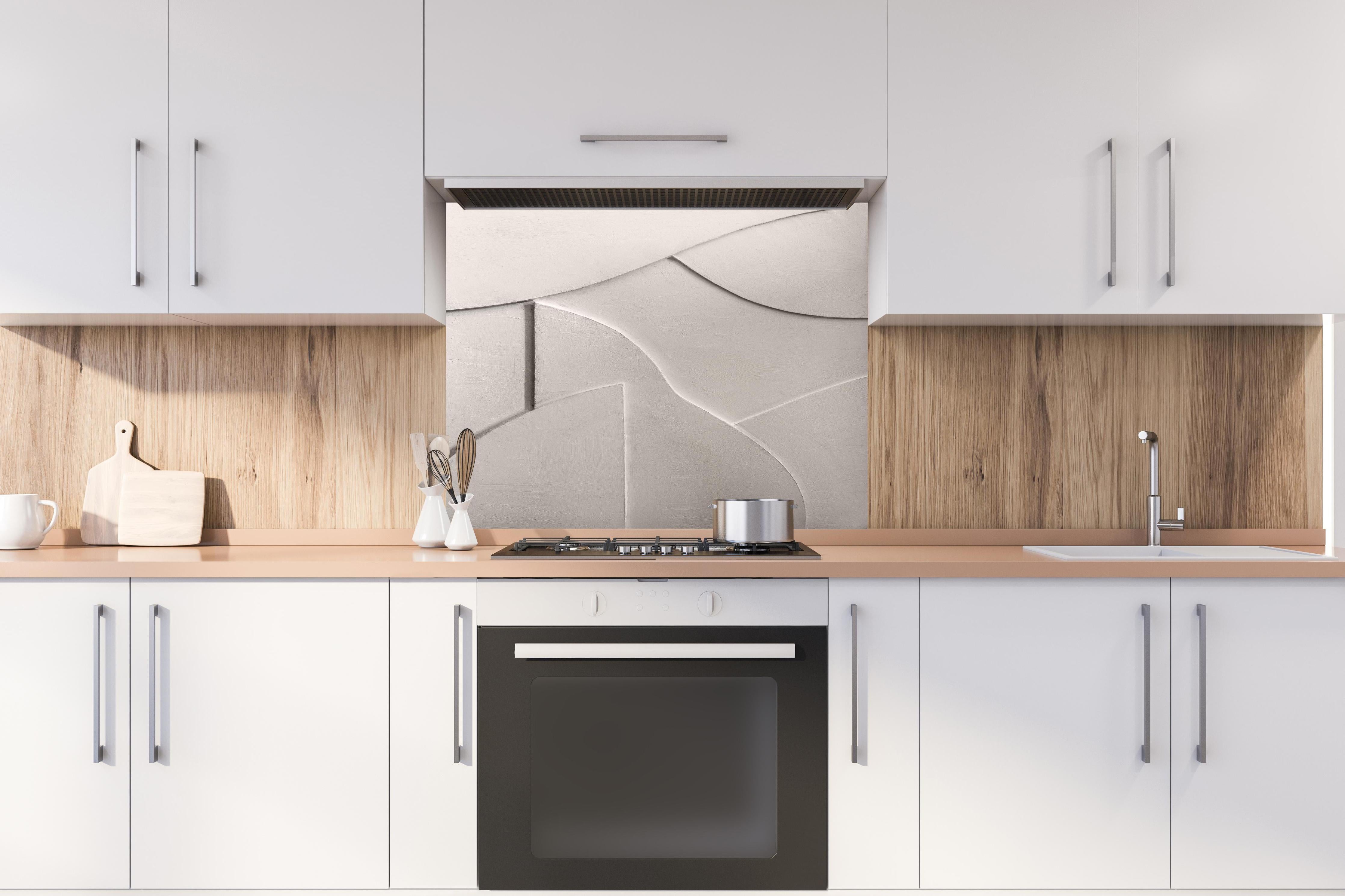 Spritzschutz - Abstrakte minimalistische Weiß-Ton-Textur hinter einem Cerankochfeld zwischen Holz-Kochutensilien
