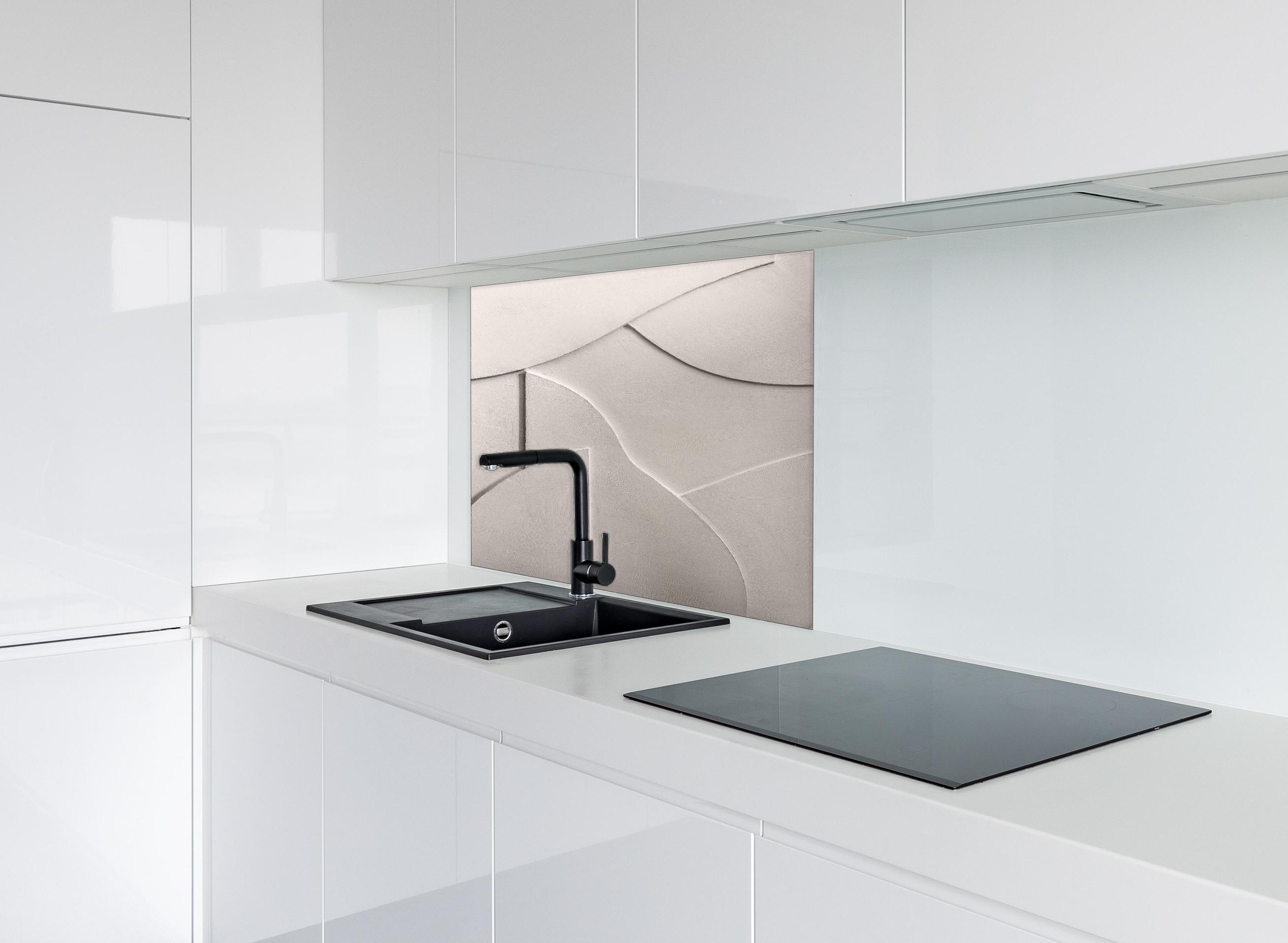 Spritzschutz - Abstrakte minimalistische Weiß-Ton-Textur hinter einem Cerankochfeld zwischen Holz-Kochutensilien
