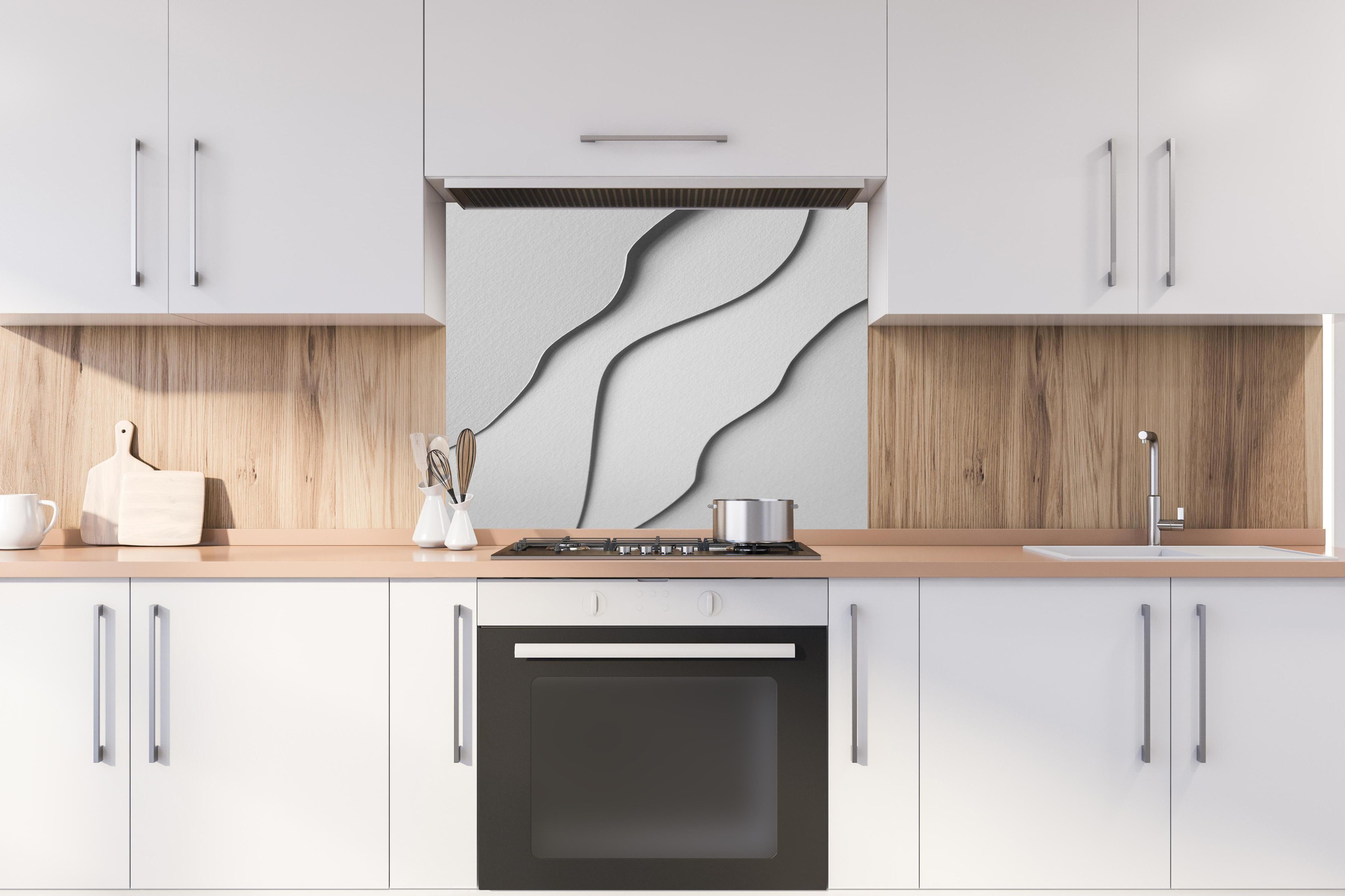 Spritzschutz - Abstrakte monochrome Papierwellen in Pastell hinter einem Cerankochfeld zwischen Holz-Kochutensilien
