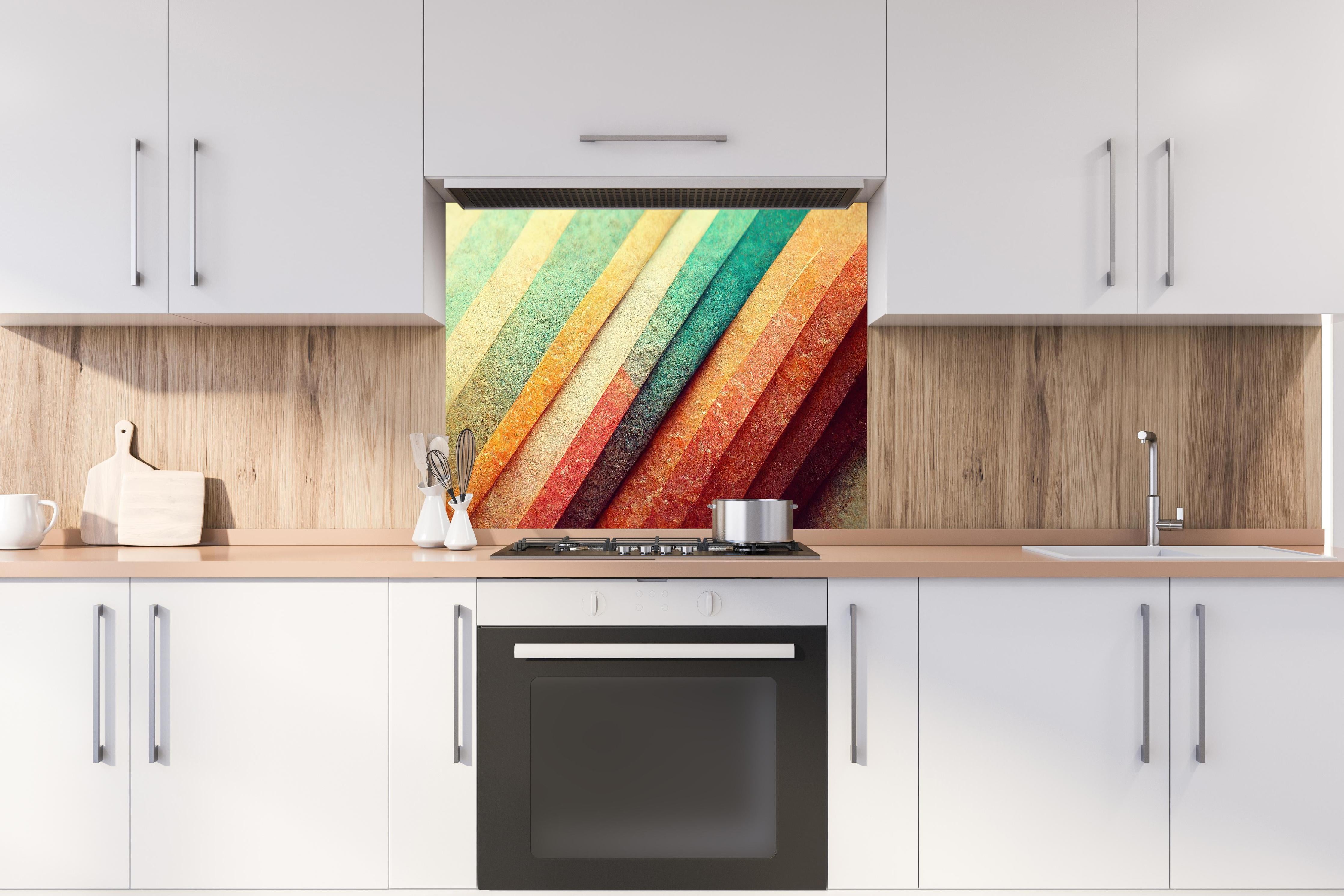 Spritzschutz - Abstrakte organische Streifen Hintergrund Tapete hinter einem Cerankochfeld zwischen Holz-Kochutensilien
