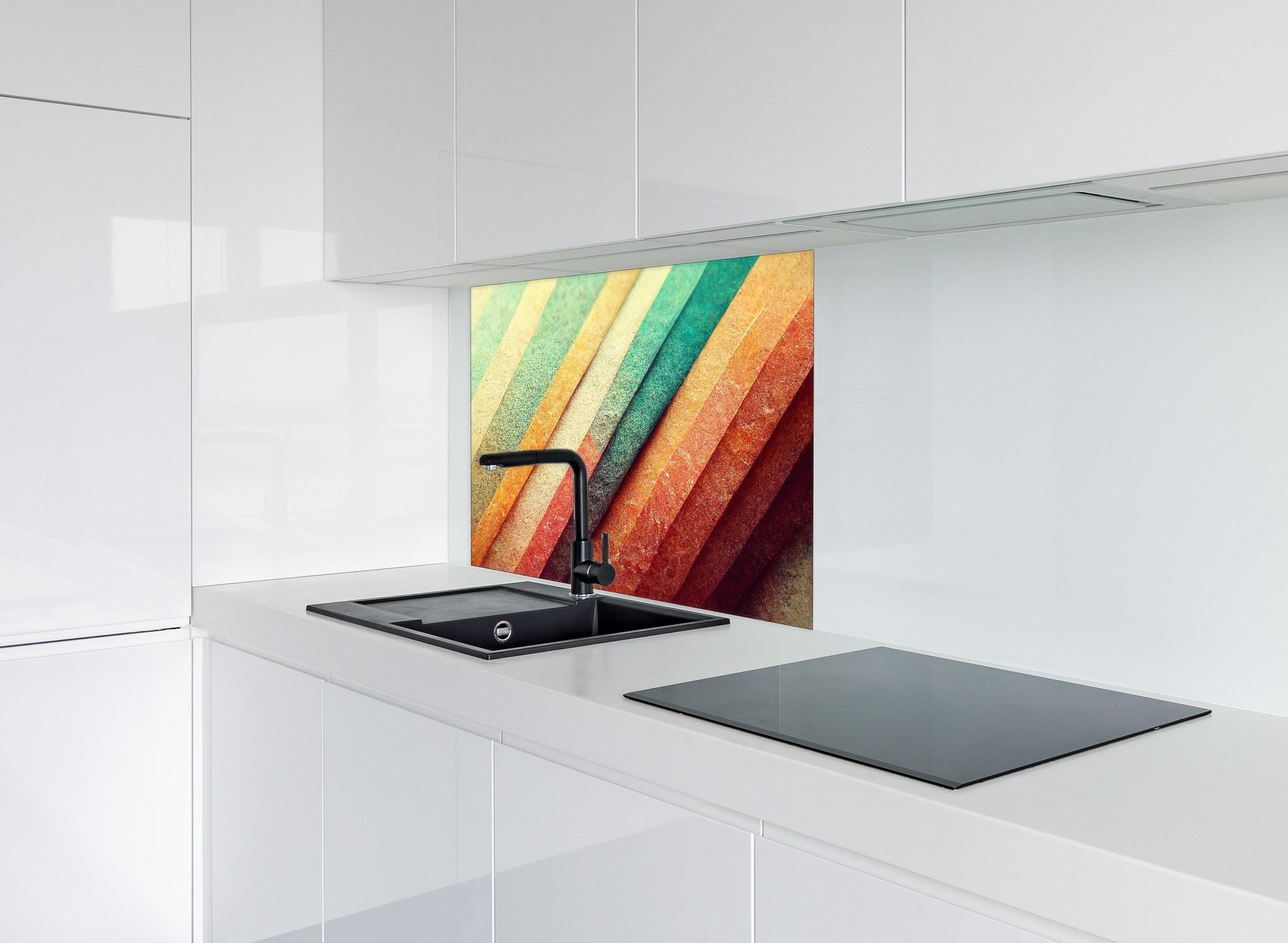 Spritzschutz - Abstrakte organische Streifen Hintergrund Tapete hinter einem Cerankochfeld zwischen Holz-Kochutensilien
