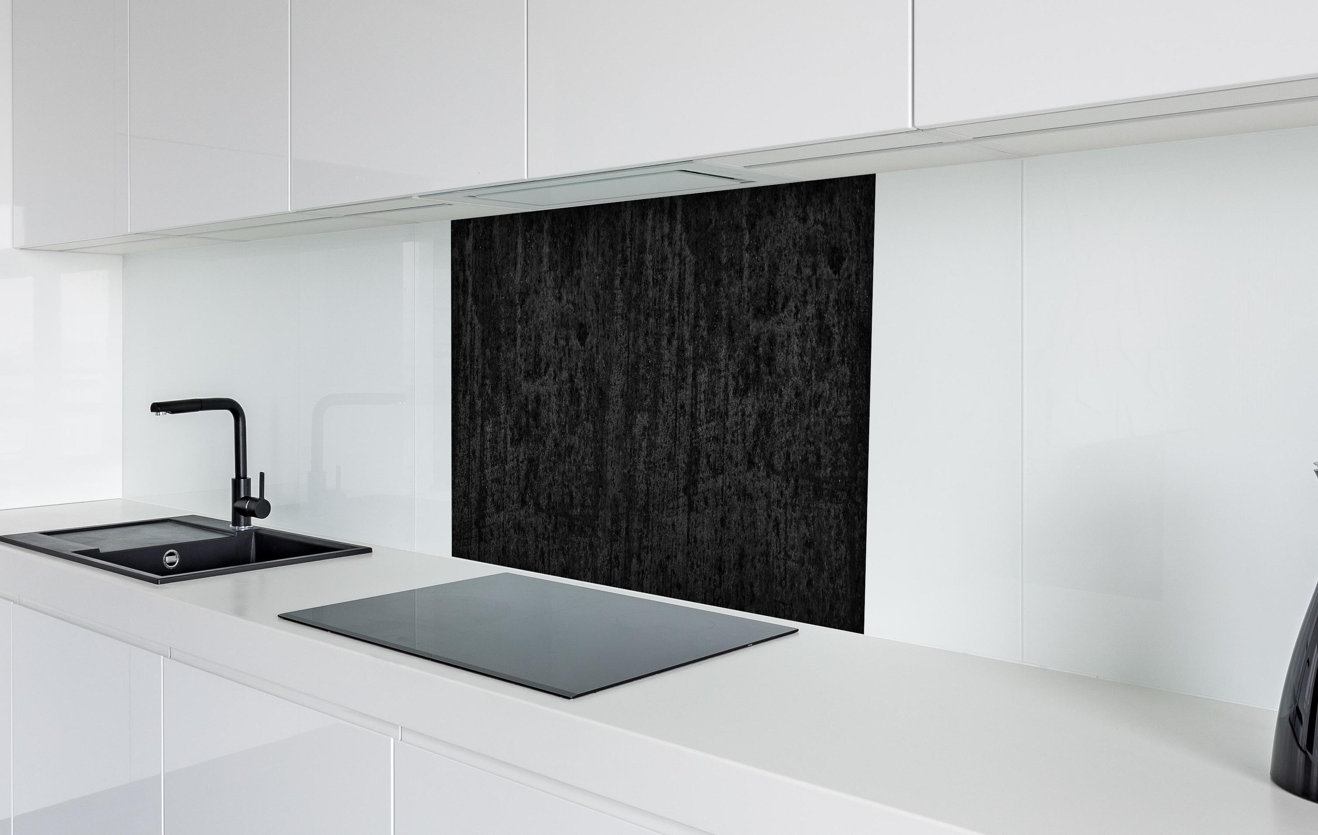 Spritzschutz - Abstrakte schwarz-graue Rosttextur hinter einem Cerankochfeld zwischen Holz-Kochutensilien
