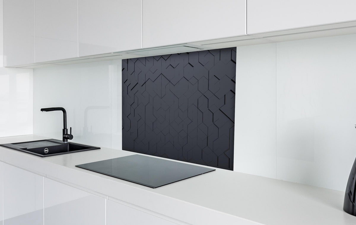 Spritzschutz - Abstrakte schwarze Technologie-Hexagon-Struktur hinter einem Cerankochfeld zwischen Holz-Kochutensilien
