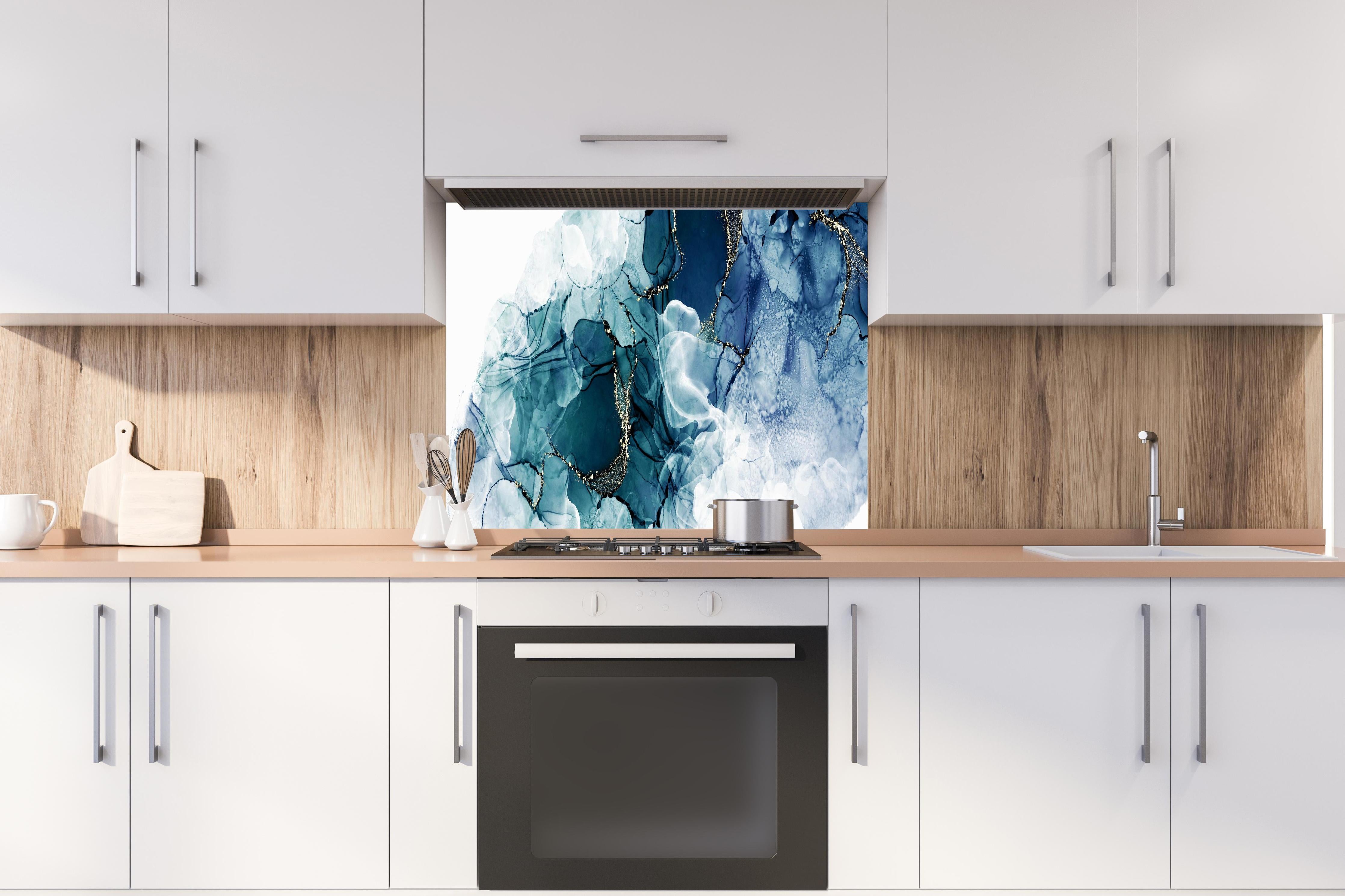 Spritzschutz - Abstrakte tiefblaue Kunst mit Goldadern hinter einem Cerankochfeld zwischen Holz-Kochutensilien
