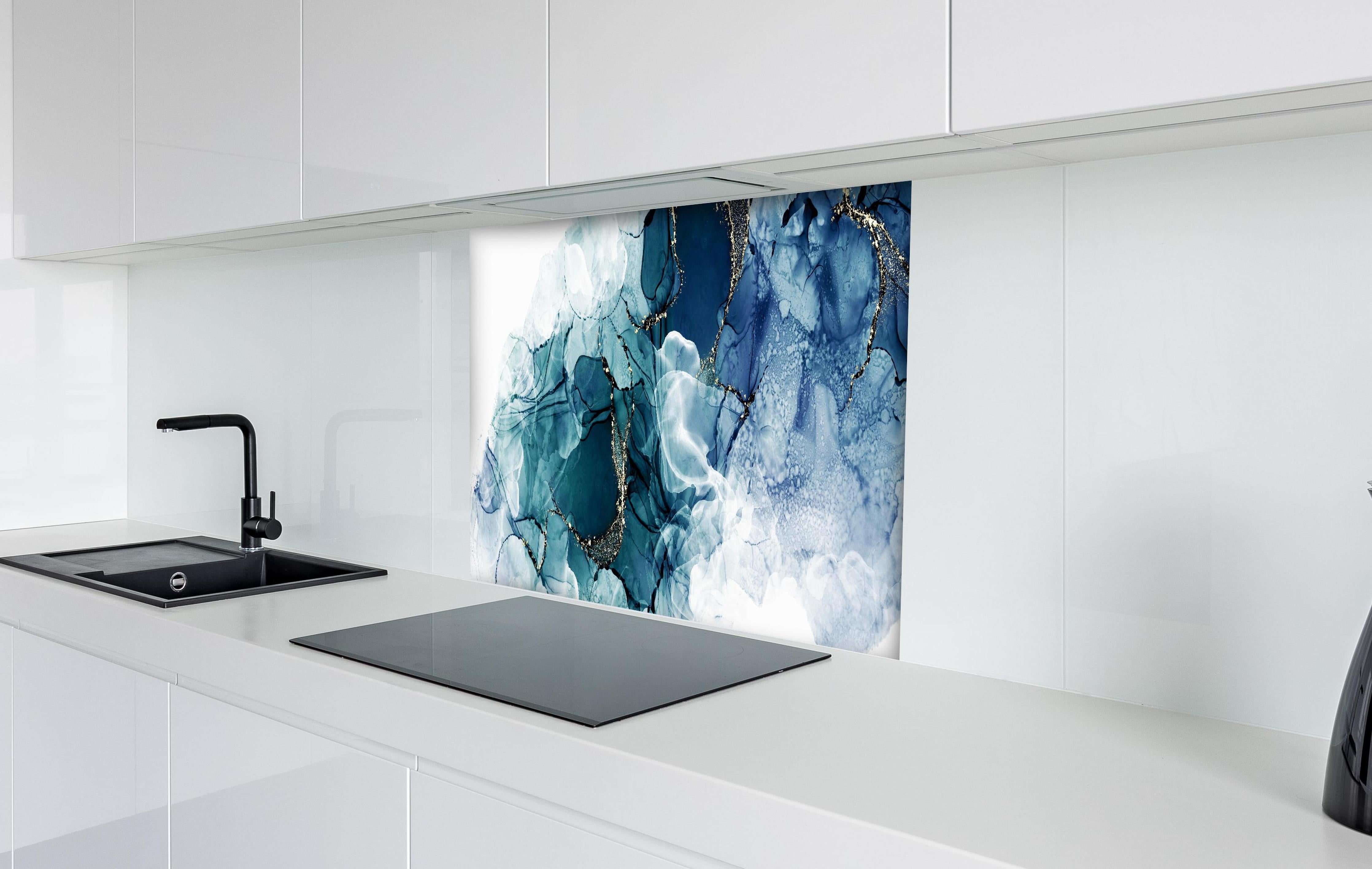 Spritzschutz - Abstrakte tiefblaue Kunst mit Goldadern hinter einem Cerankochfeld zwischen Holz-Kochutensilien
