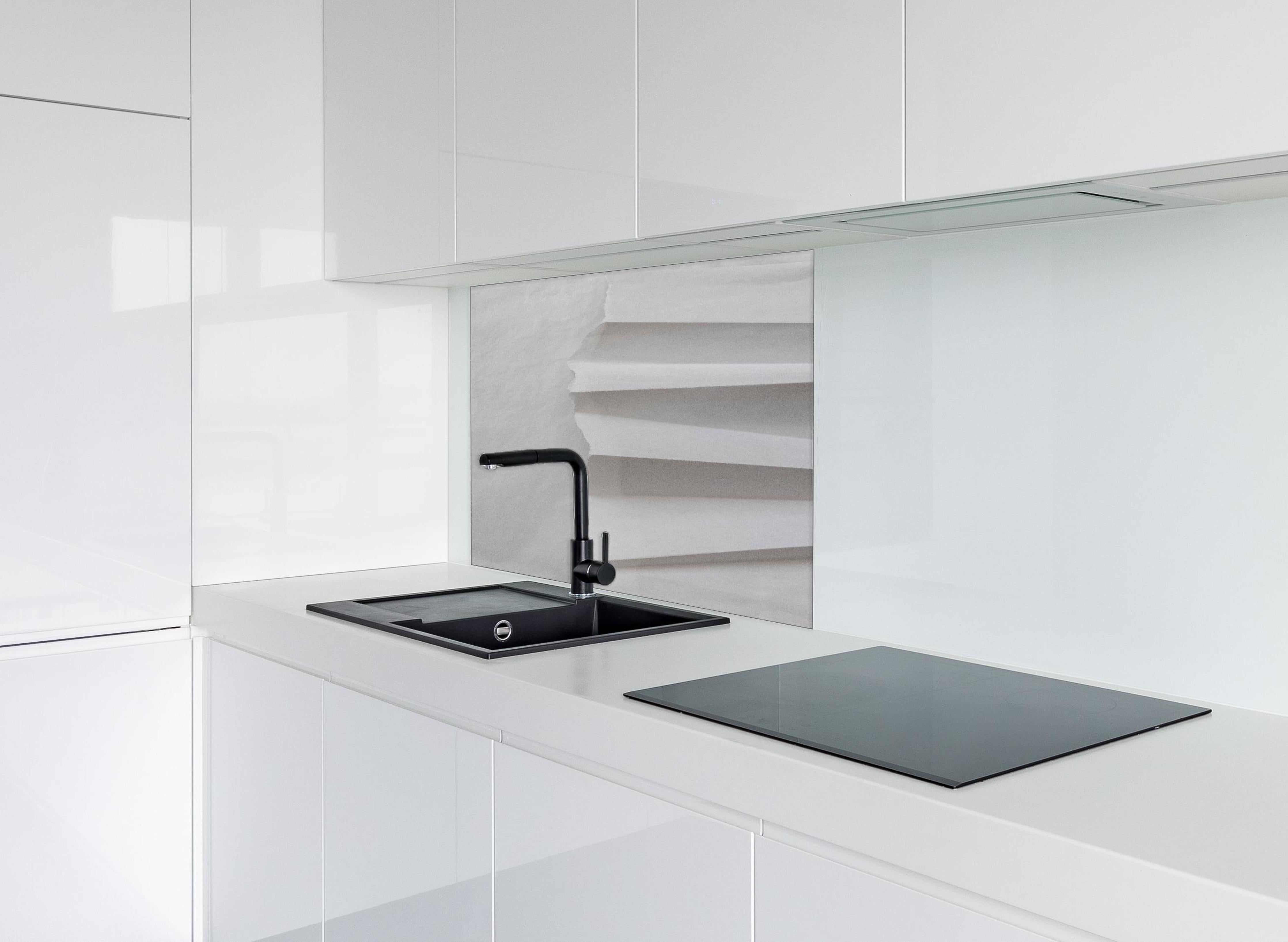 Spritzschutz - Abstrakte weiβe Papierkunst mit Grautönen hinter einem Cerankochfeld zwischen Holz-Kochutensilien
