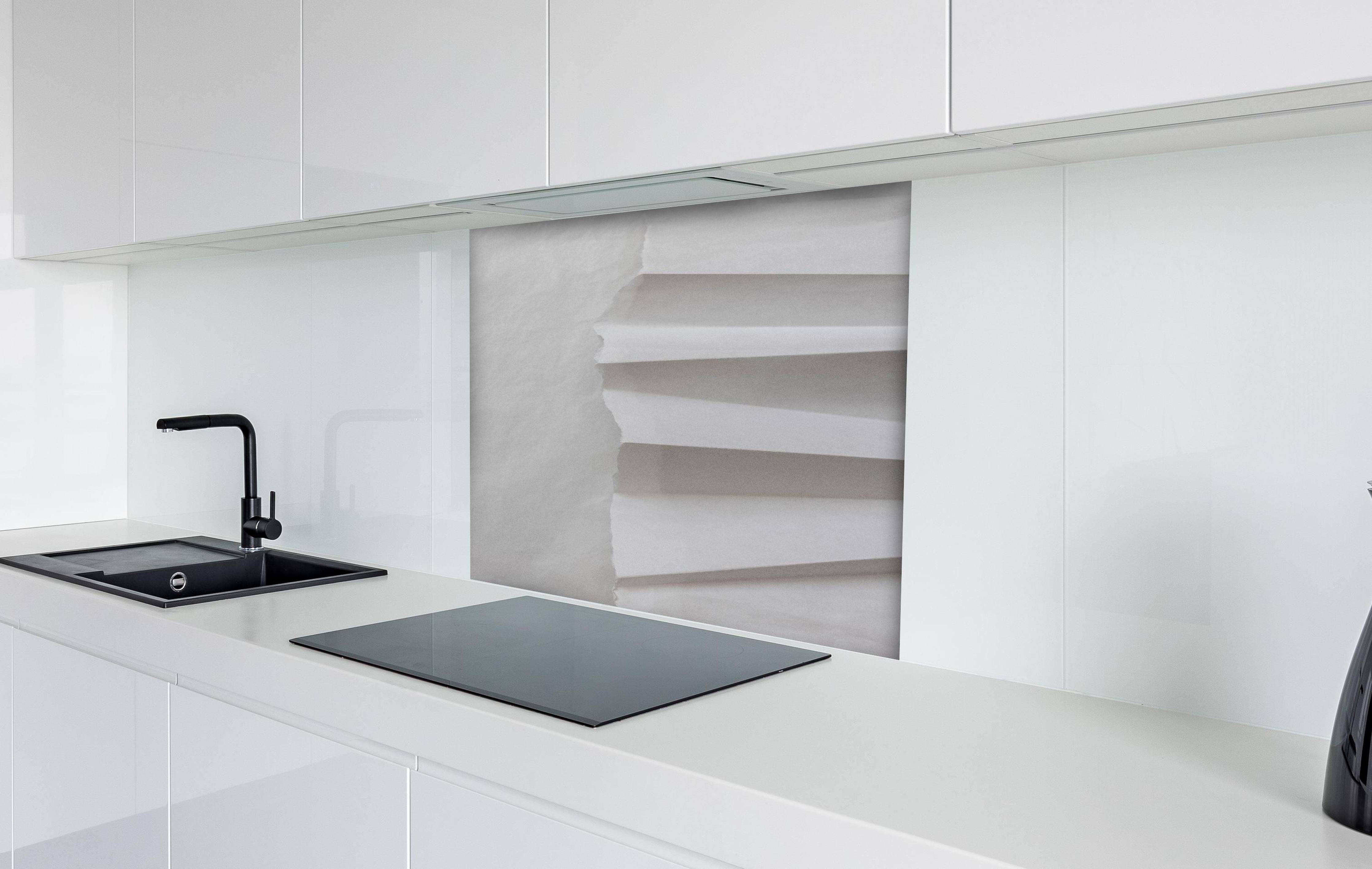 Spritzschutz - Abstrakte weiβe Papierkunst mit Grautönen hinter einem Cerankochfeld zwischen Holz-Kochutensilien
