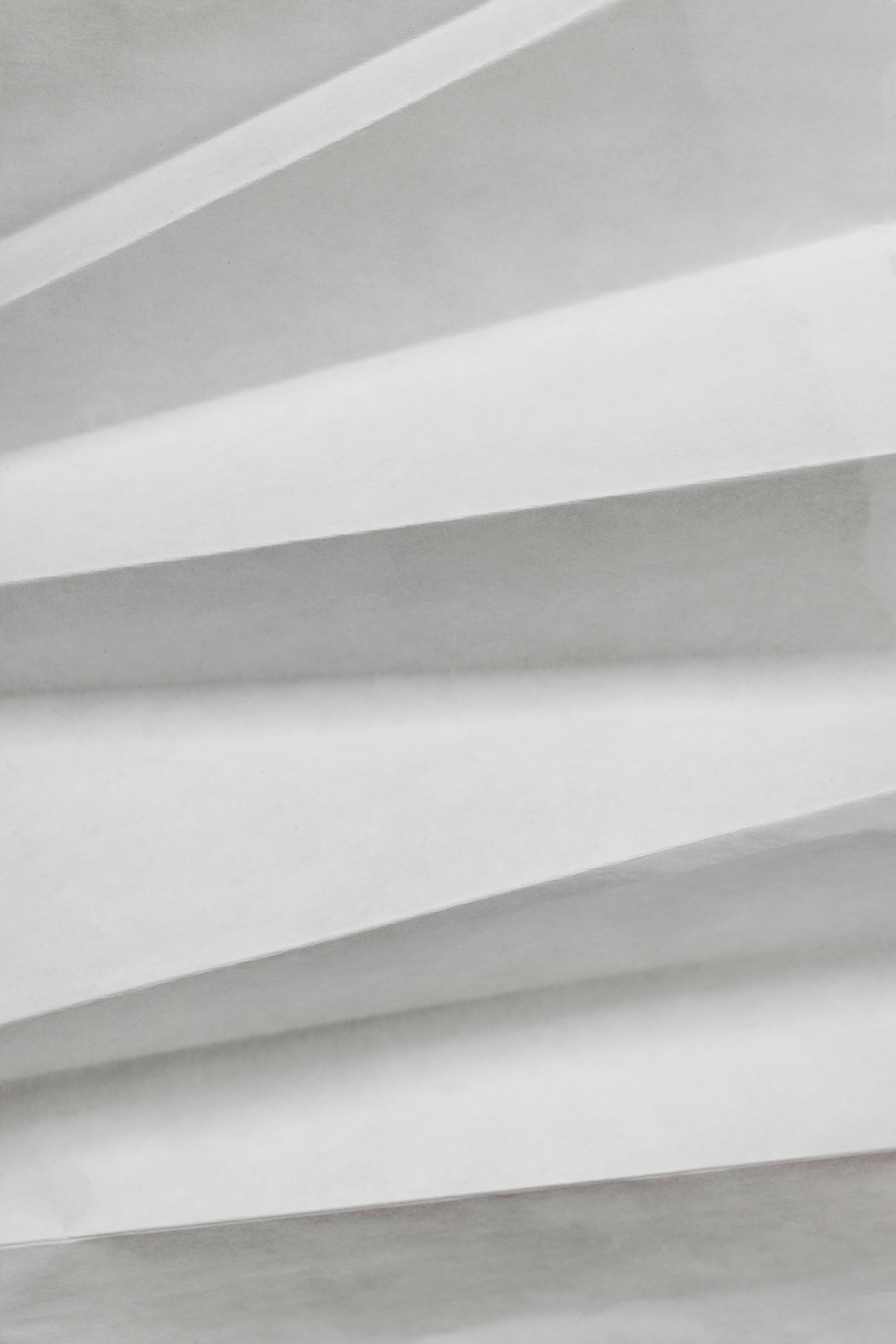 Spritzschutz-Abstrakte weiβe Papierkunst mit Grautönen