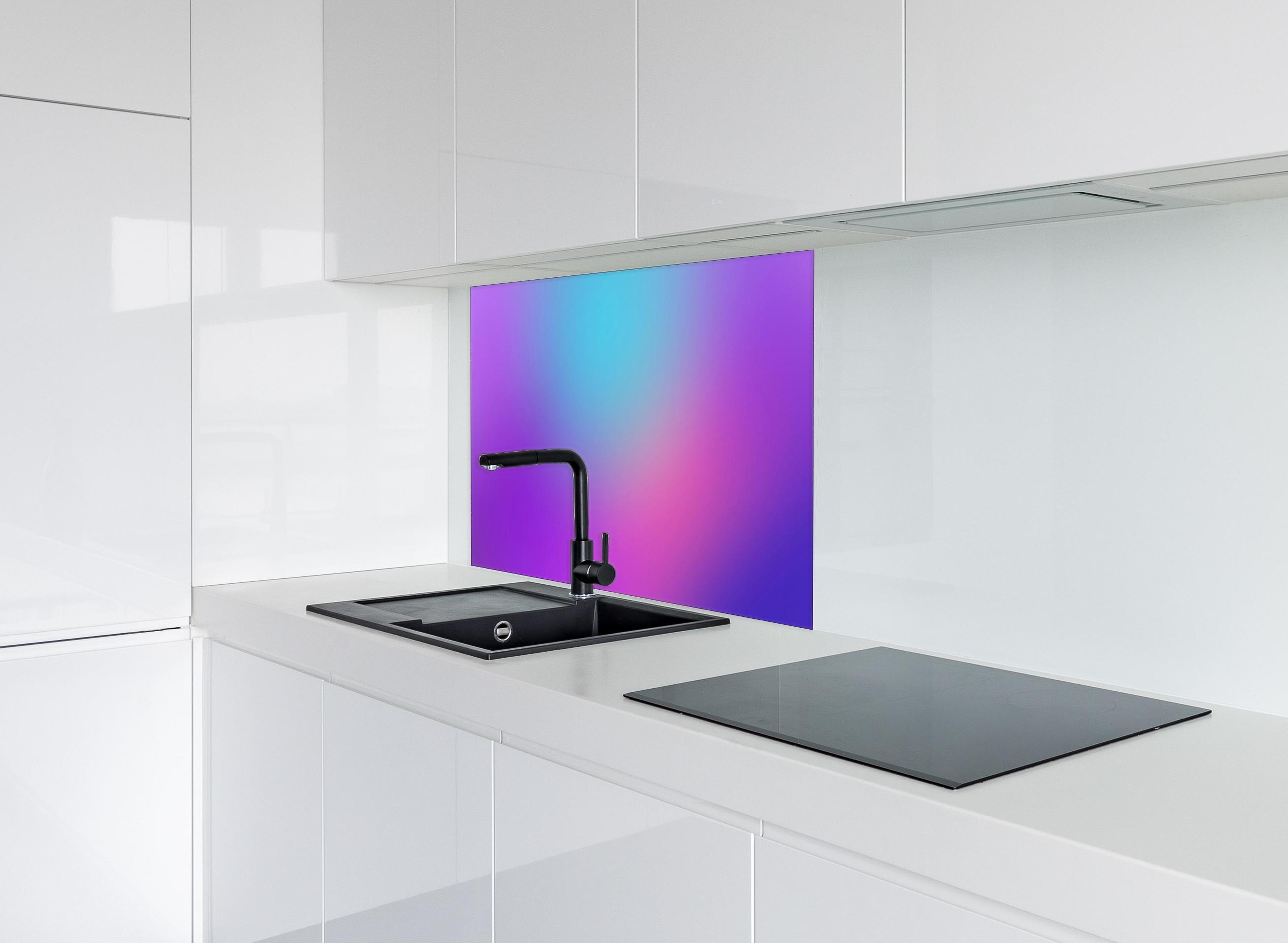 Spritzschutz - Abstrakter Farbverlauf in Lila und Pink hinter einem Cerankochfeld zwischen Holz-Kochutensilien
