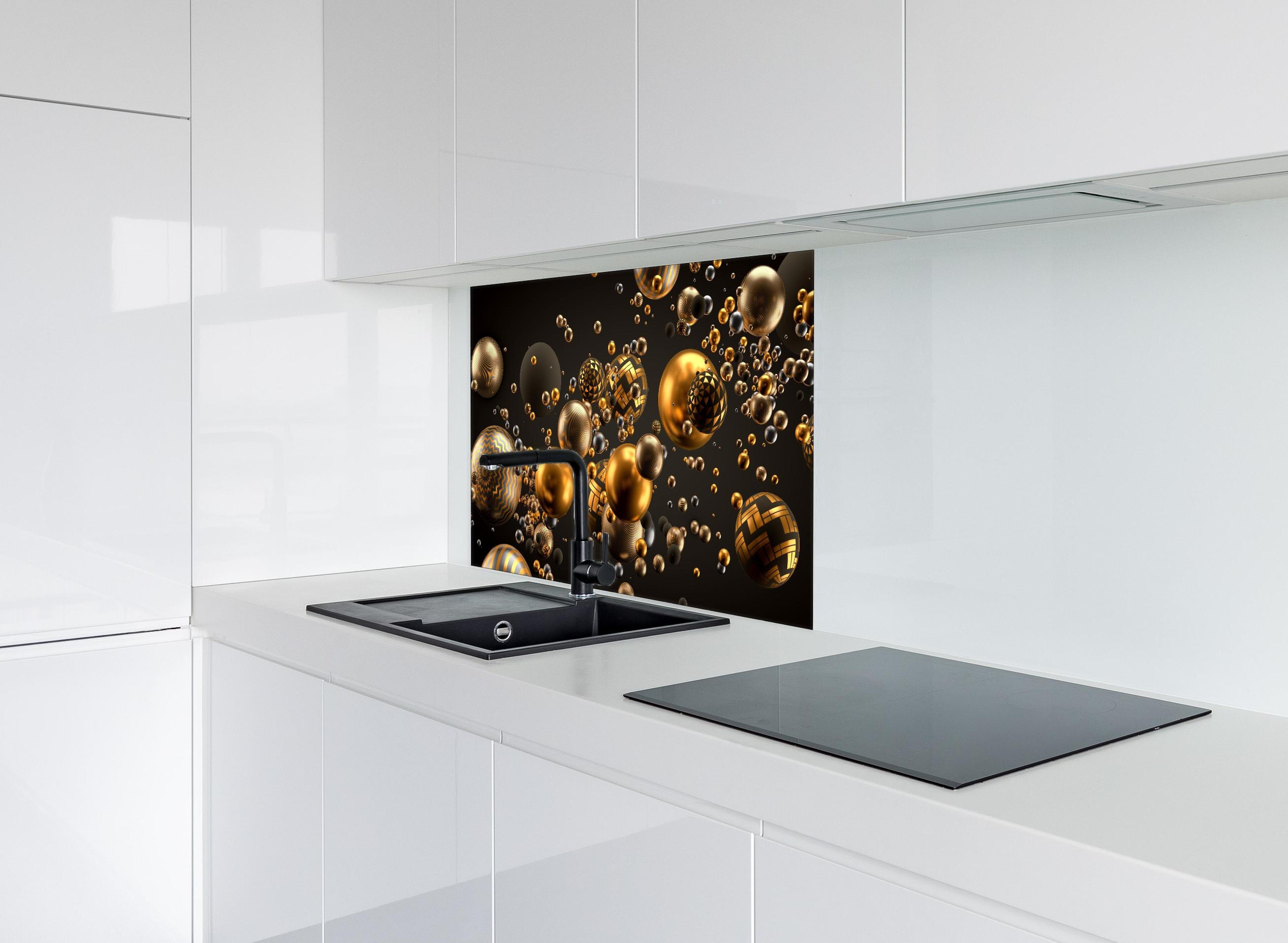 Spritzschutz - Abstrakter Hintergrund mit Bällen hinter einem Cerankochfeld zwischen Holz-Kochutensilien
