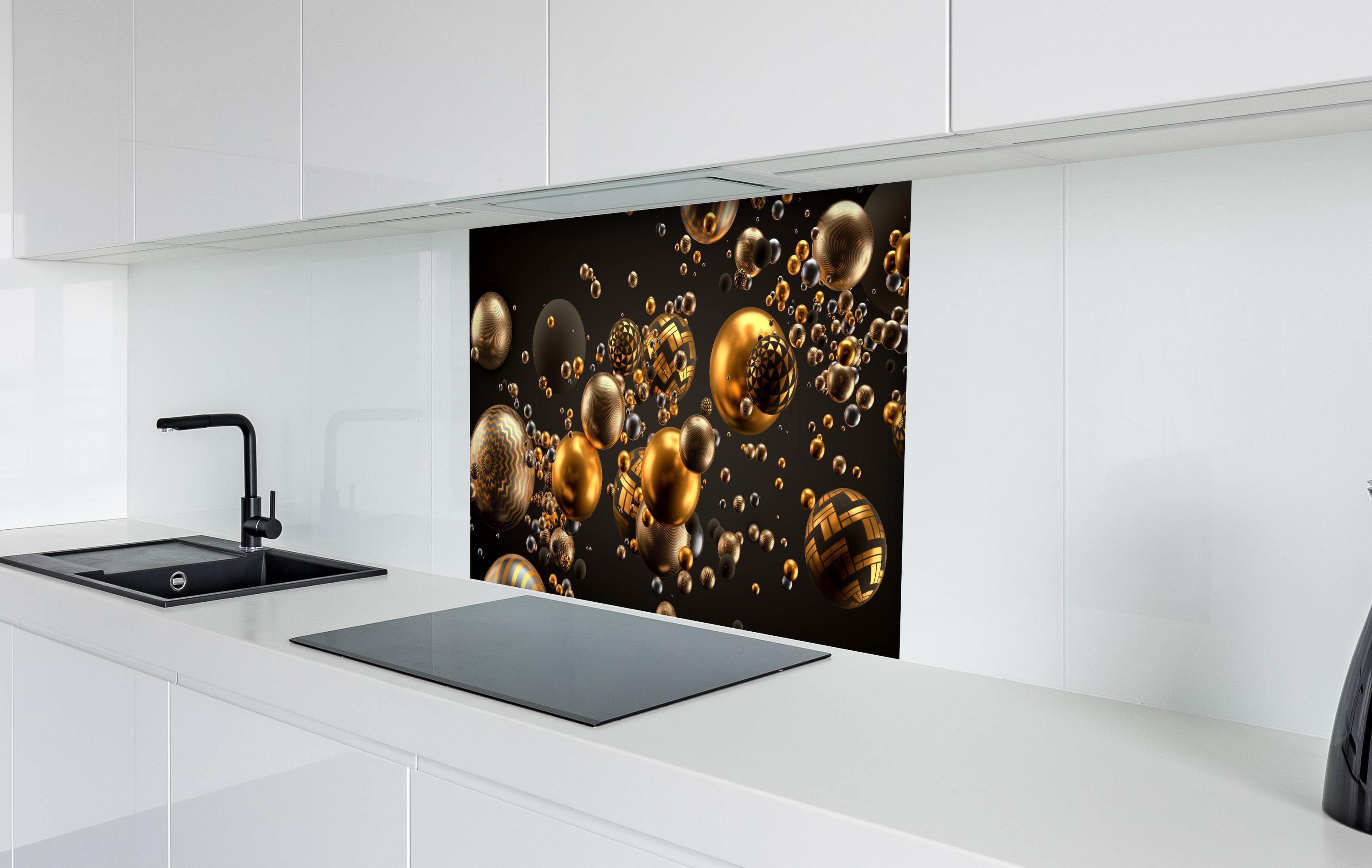 Spritzschutz - Abstrakter Hintergrund mit Bällen hinter einem Cerankochfeld zwischen Holz-Kochutensilien
