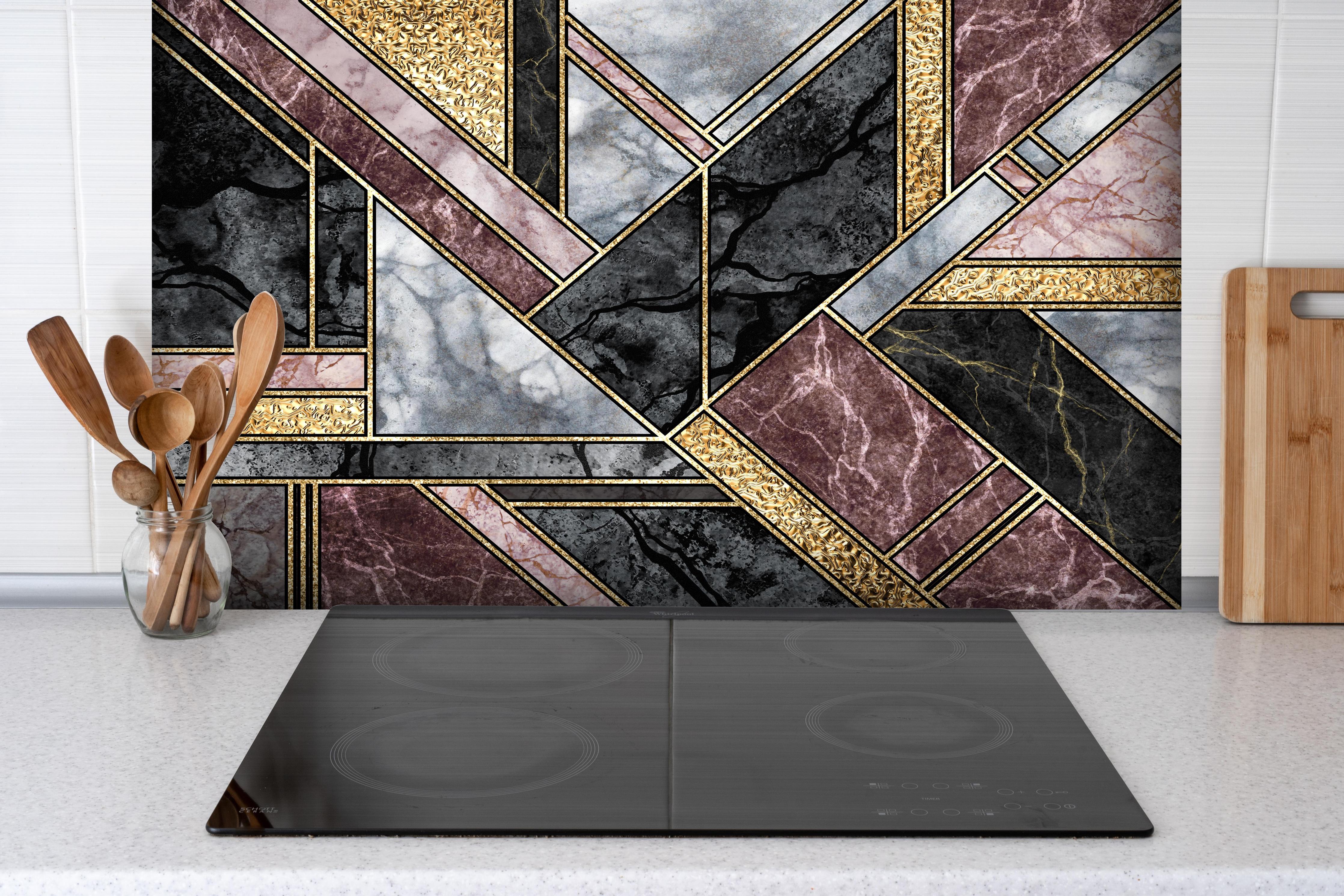 Spritzschutz - Abstrakter Marmor Mosaik Hintergrund hinter einem Cerankochfeld zwischen Holz-Kochutensilien
