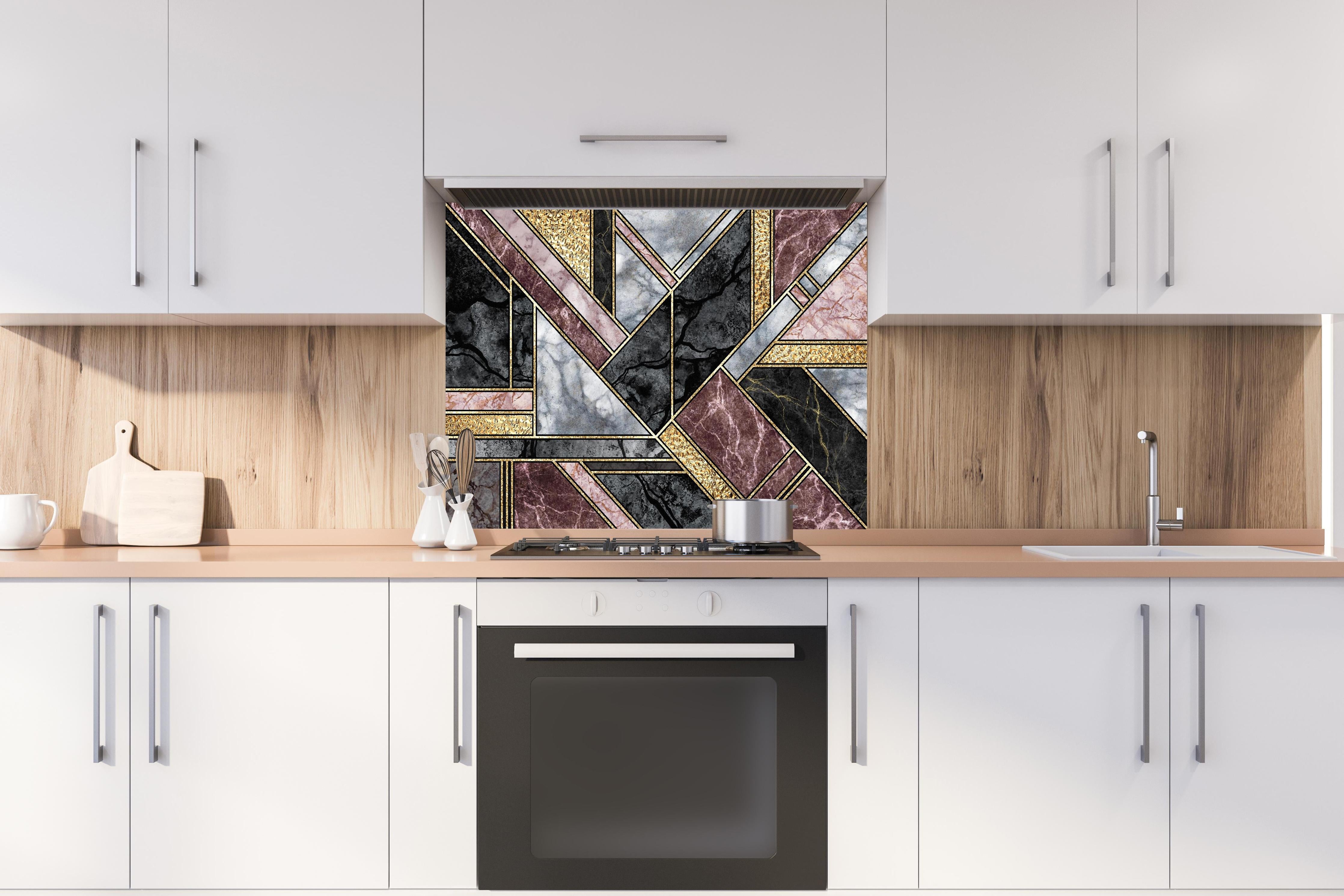 Spritzschutz - Abstrakter Marmor Mosaik Hintergrund hinter einem Cerankochfeld zwischen Holz-Kochutensilien
