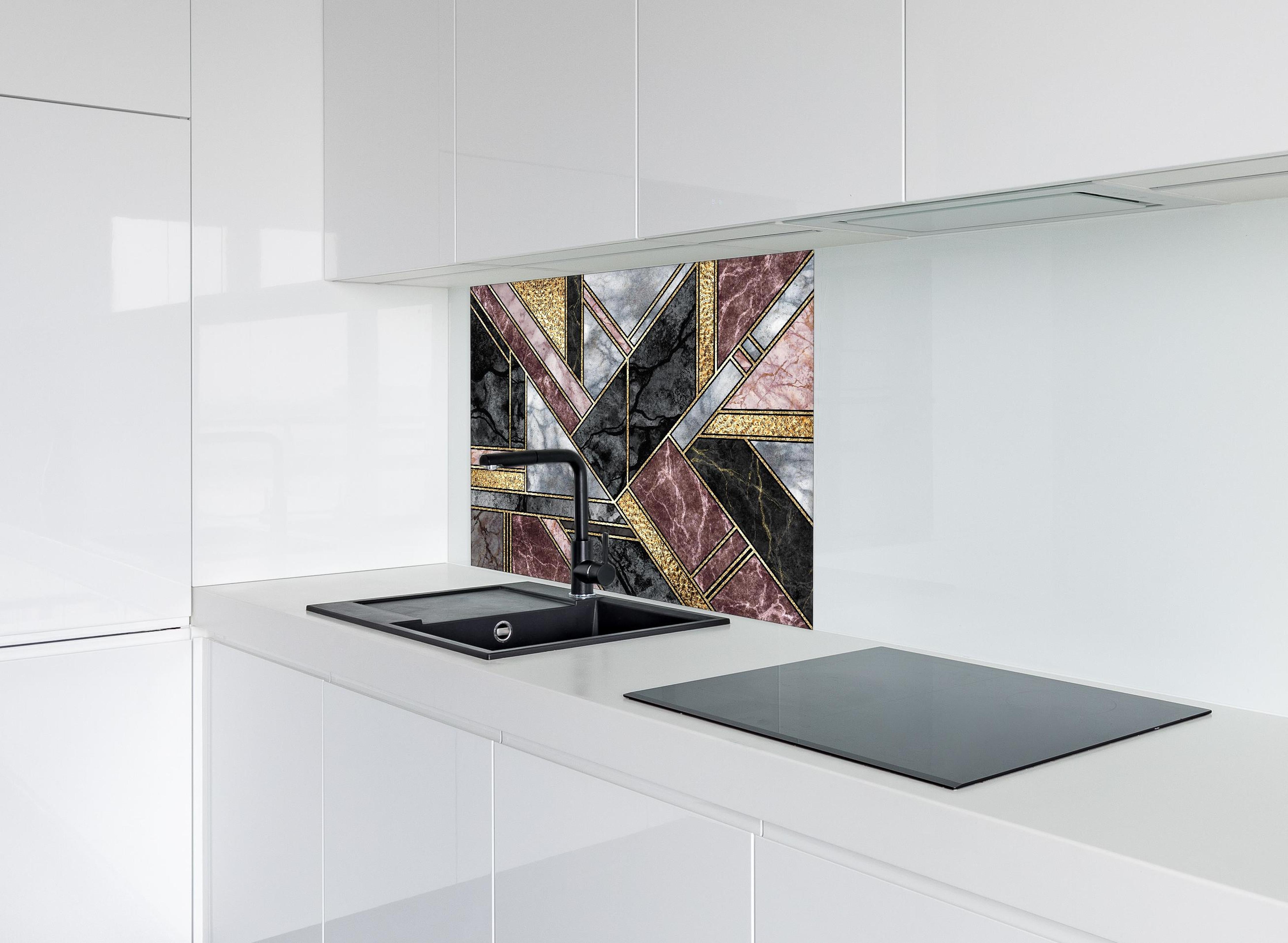 Spritzschutz - Abstrakter Marmor Mosaik Hintergrund hinter einem Cerankochfeld zwischen Holz-Kochutensilien
