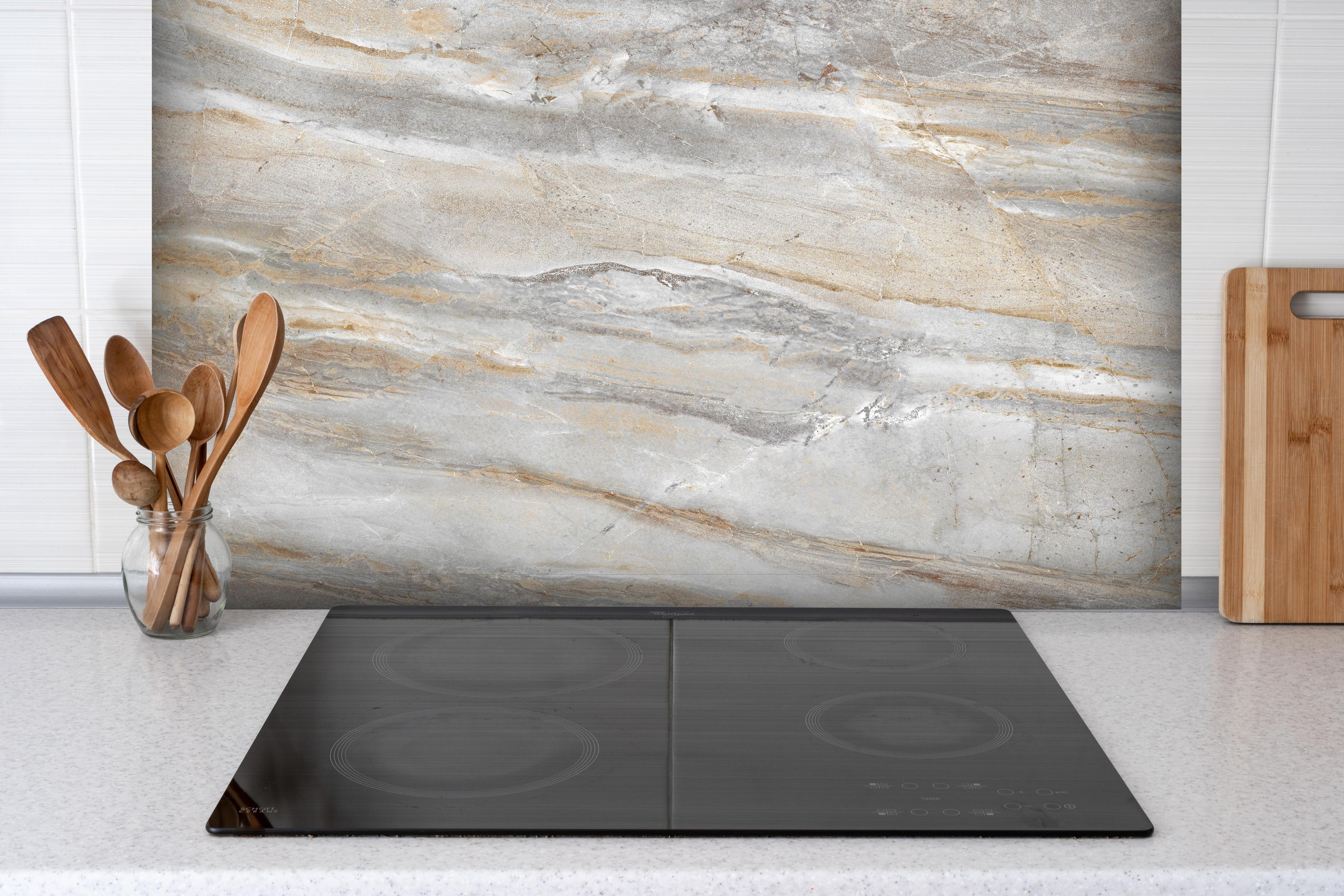 Spritzschutz - Abstrakter Marmor auf hellem Hintergrund hinter einem Cerankochfeld zwischen Holz-Kochutensilien
