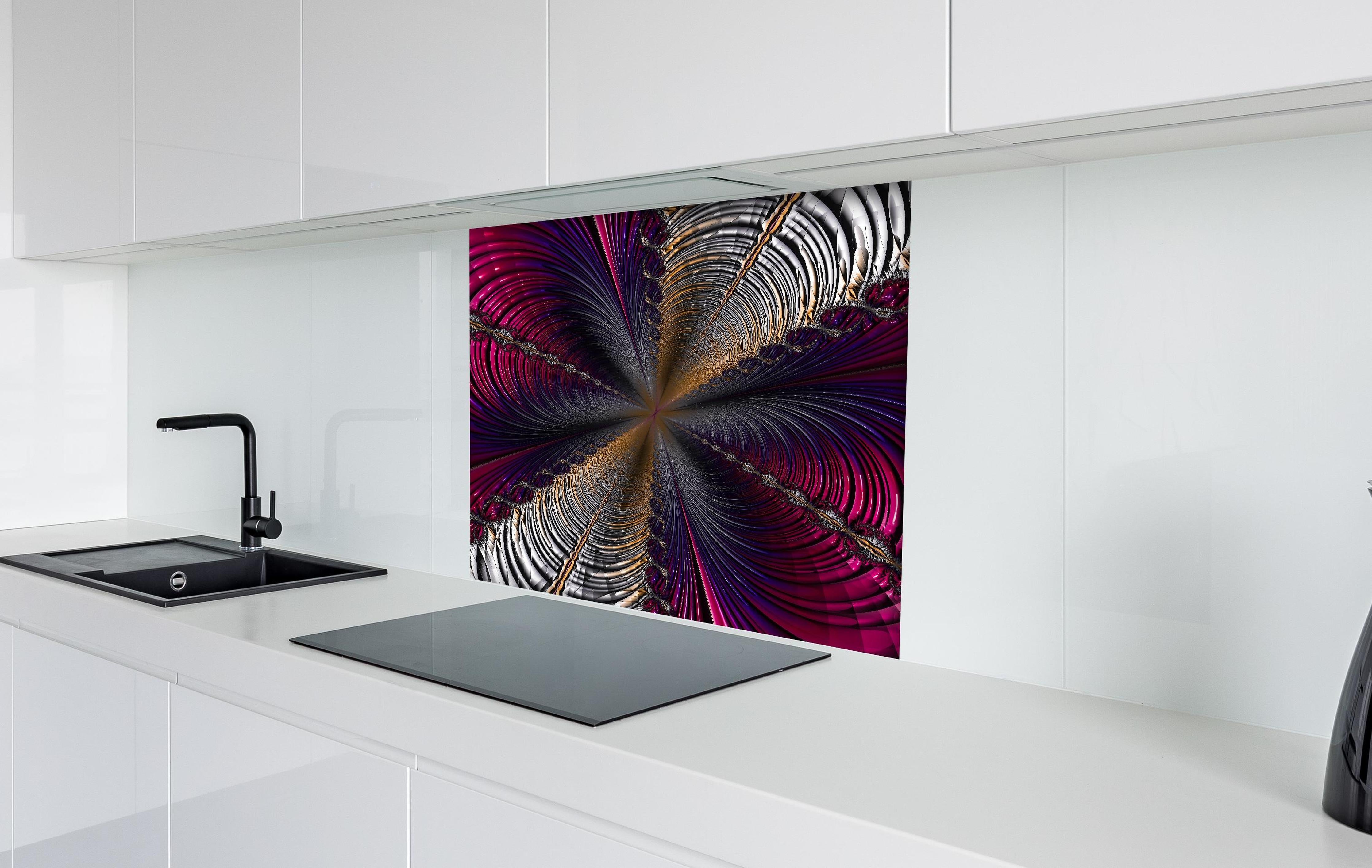 Spritzschutz - Abstrakter lila Tunnelblick hinter einem Cerankochfeld zwischen Holz-Kochutensilien
