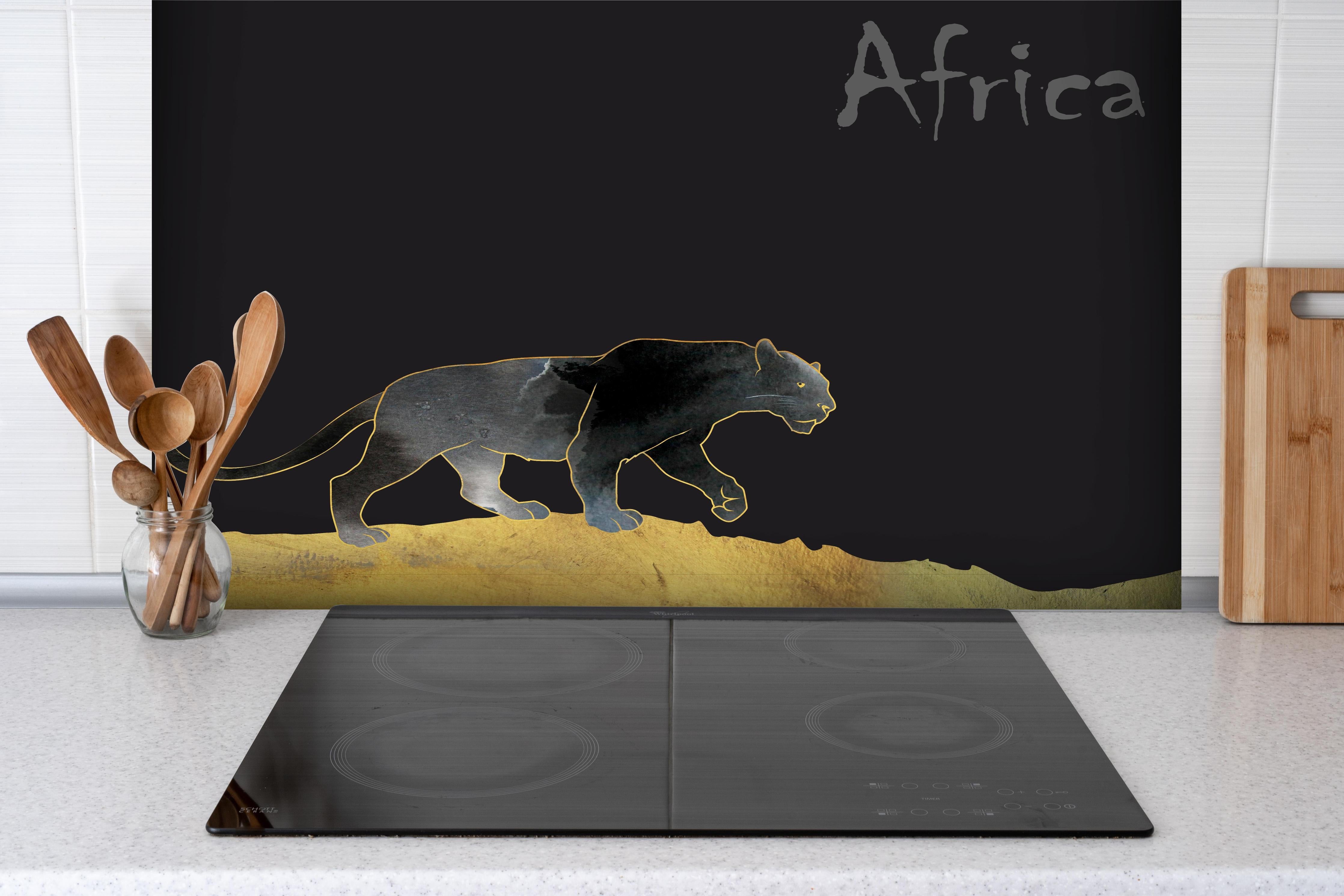 Spritzschutz - Abstrakter schwarzer Panther hinter einem Cerankochfeld zwischen Holz-Kochutensilien
