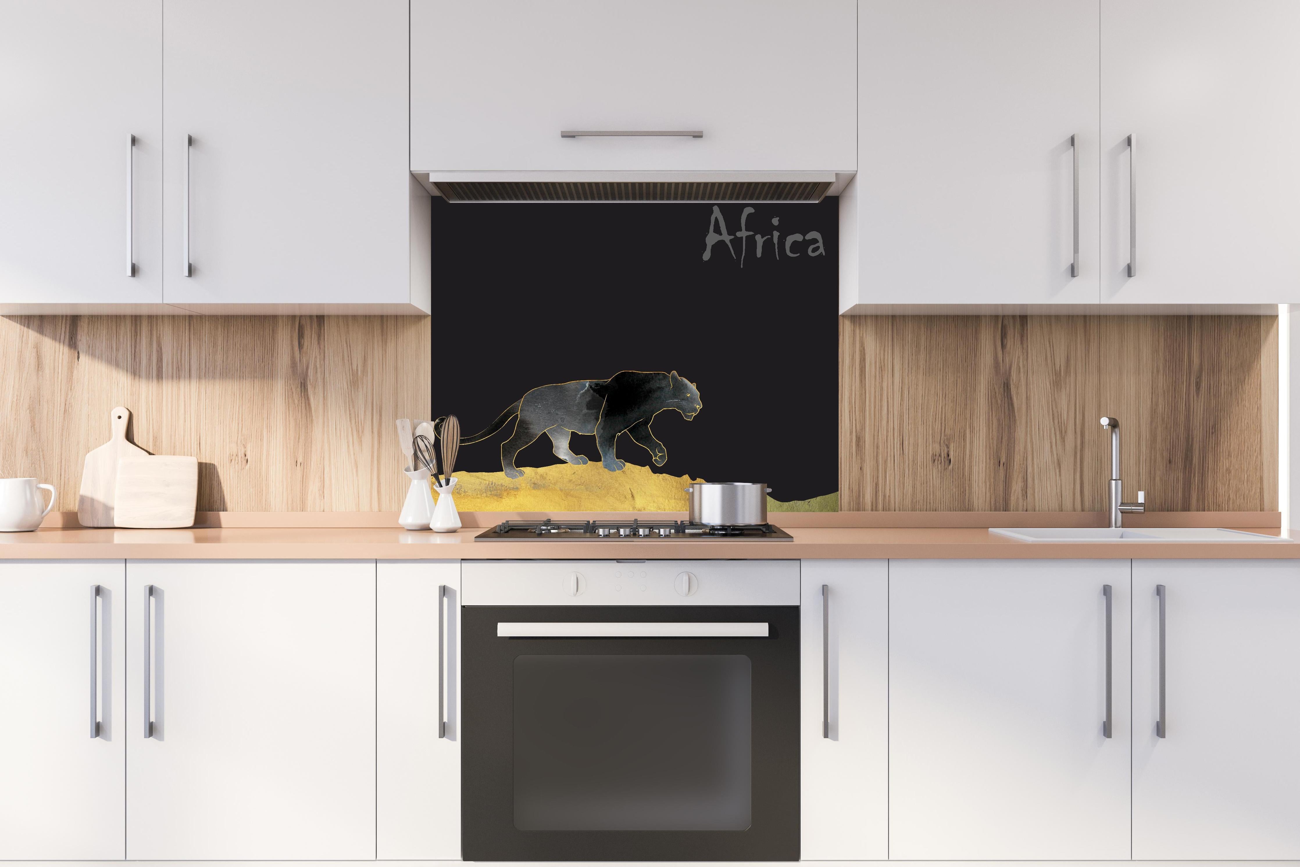 Spritzschutz - Abstrakter schwarzer Panther hinter einem Cerankochfeld zwischen Holz-Kochutensilien
