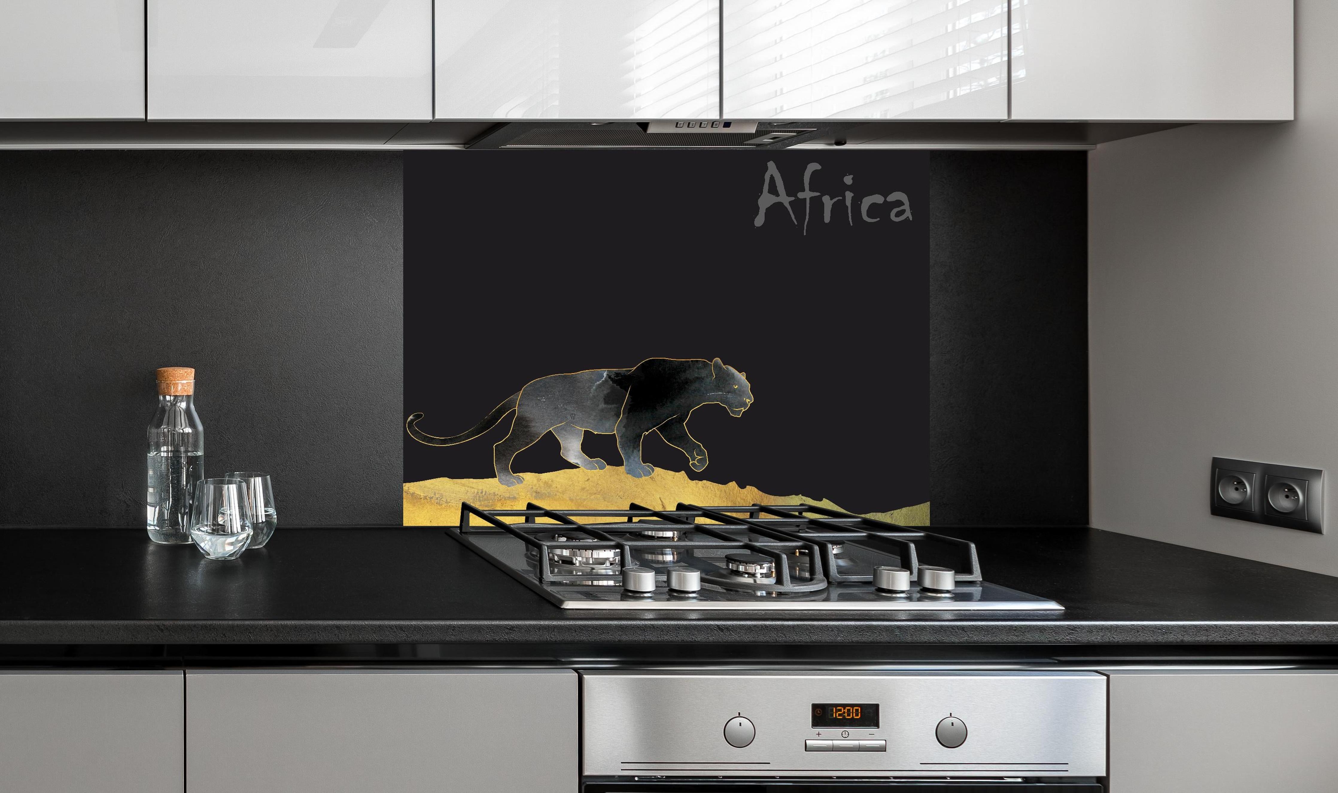 Spritzschutz - Abstrakter schwarzer Panther hinter einem Cerankochfeld zwischen Holz-Kochutensilien
