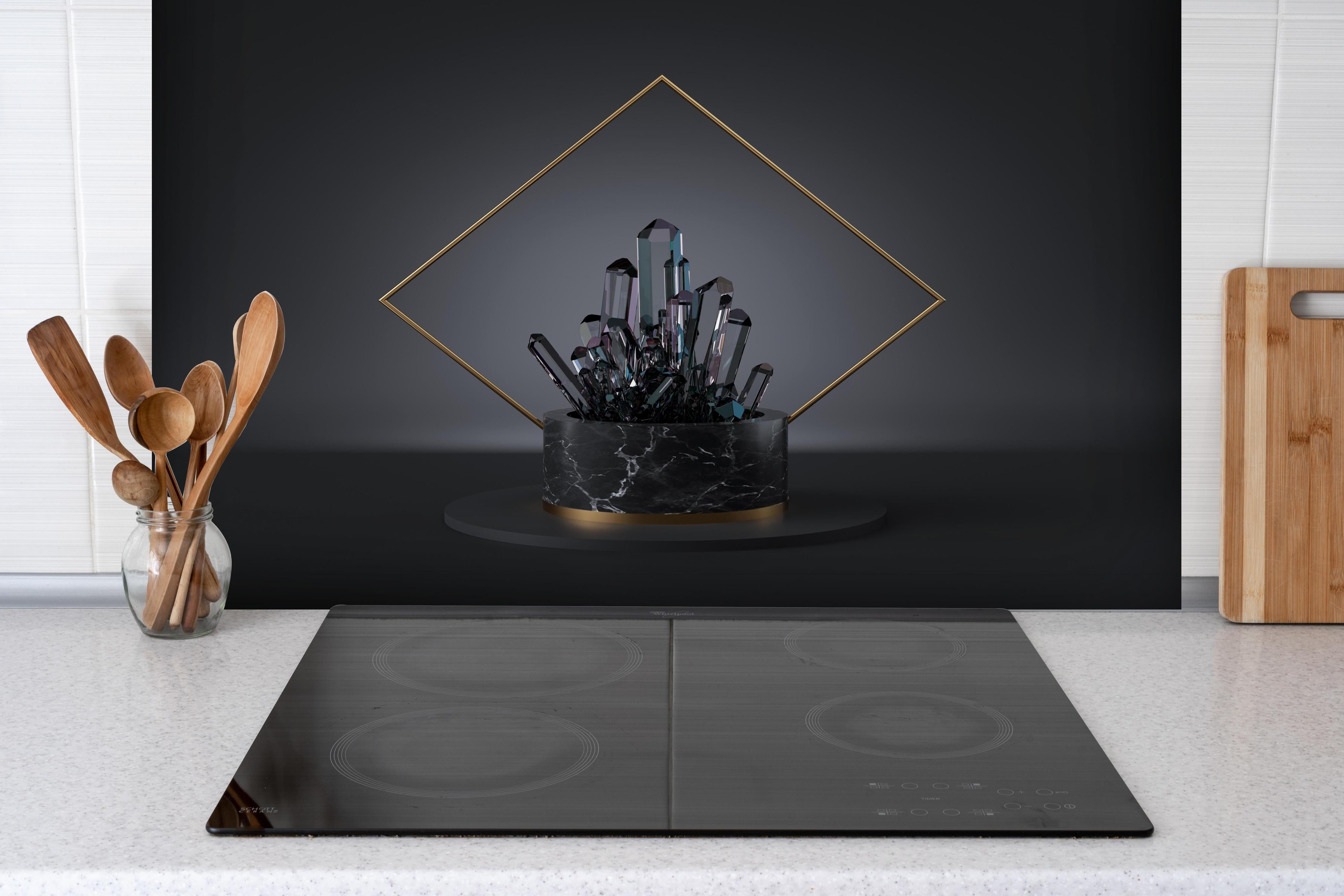 Spritzschutz - Abstraktes 3D-Design mit schwarzem Kristall hinter einem Cerankochfeld zwischen Holz-Kochutensilien
