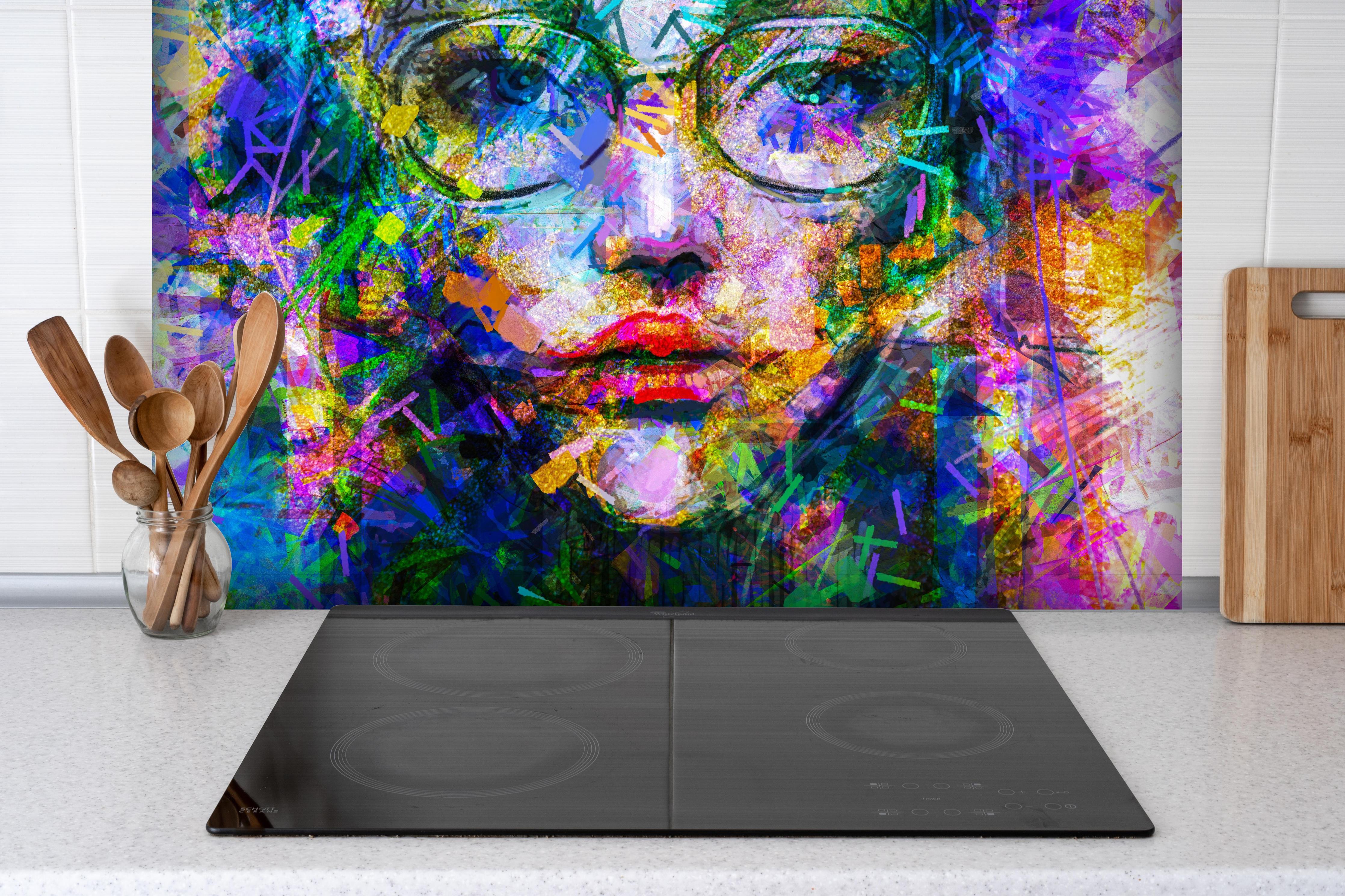 Spritzschutz - Abstraktes Acryl- und Ölfarben Kunstgemälde hinter einem Cerankochfeld zwischen Holz-Kochutensilien
