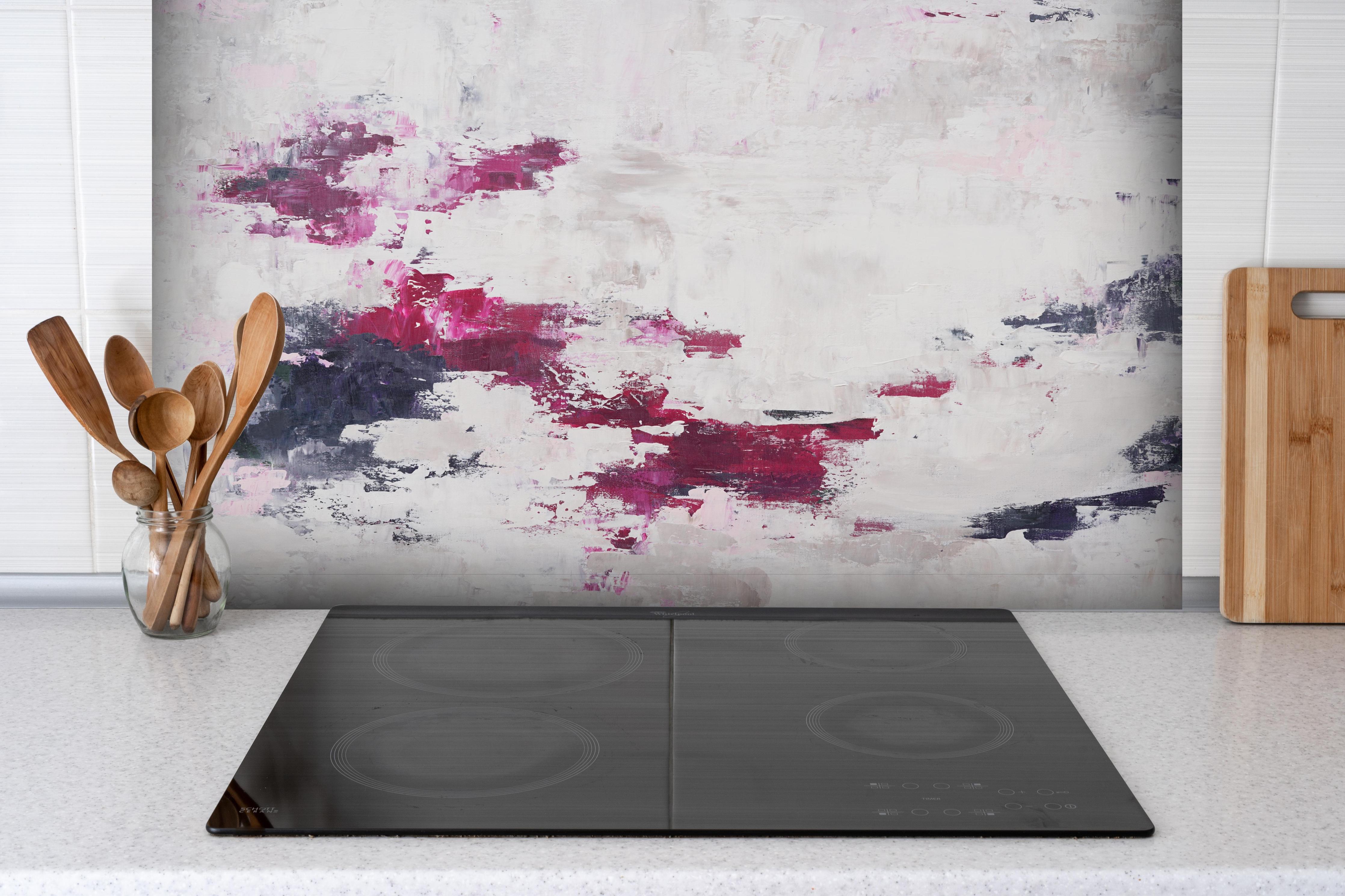 Spritzschutz - Abstraktes Acryl Gemälde hinter einem Cerankochfeld zwischen Holz-Kochutensilien
