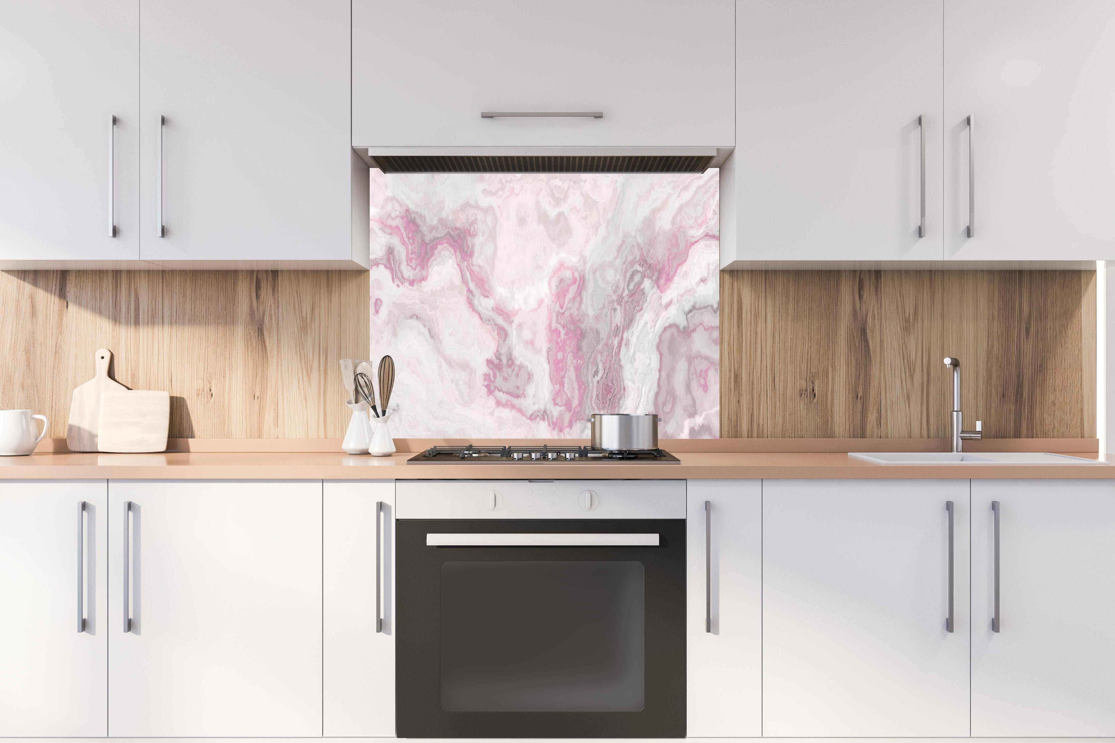 Spritzschutz - Abstraktes Aquarell hinter einem Cerankochfeld zwischen Holz-Kochutensilien
