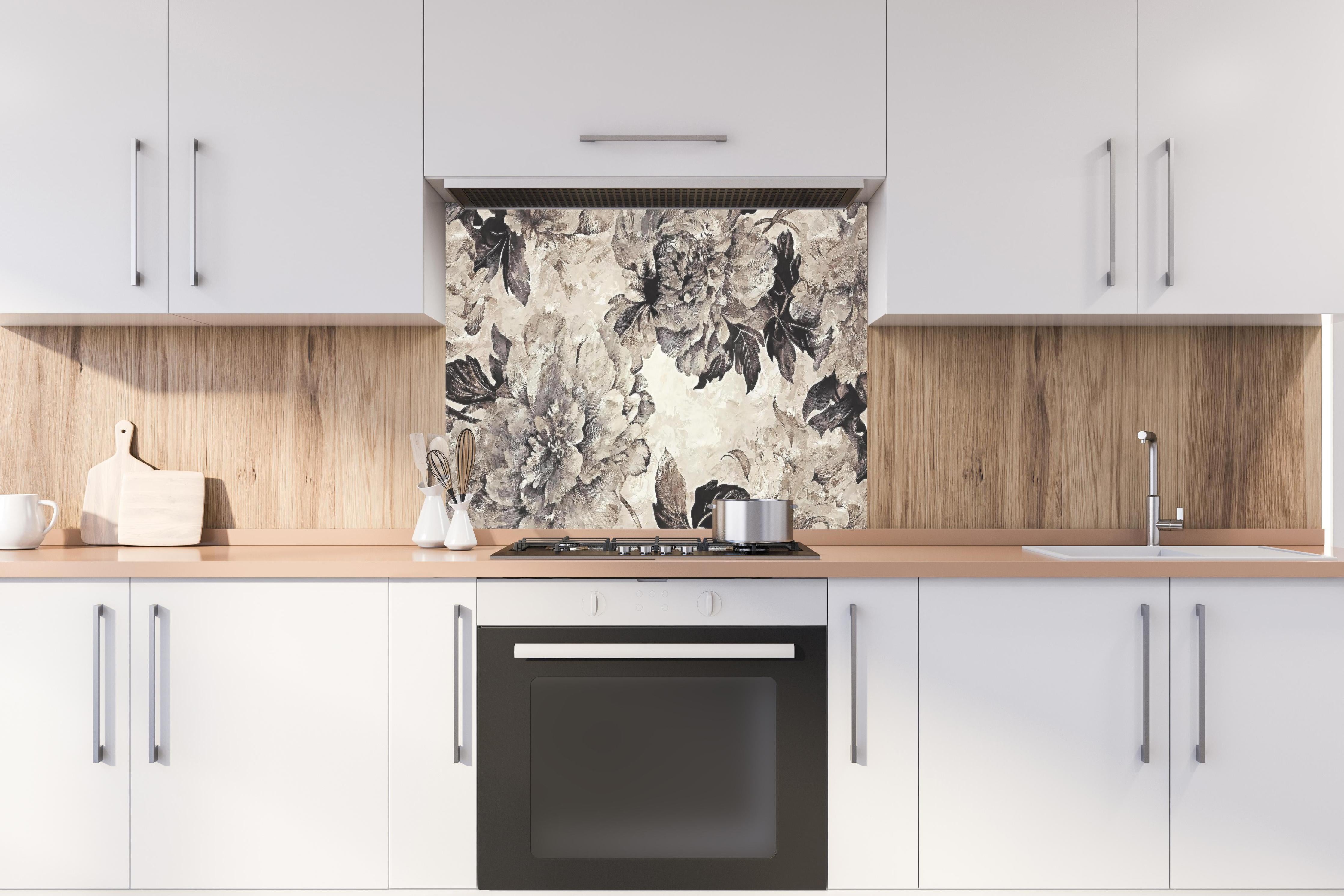 Spritzschutz - Abstraktes Blumenpanorama in Beige-Grau hinter einem Cerankochfeld zwischen Holz-Kochutensilien
