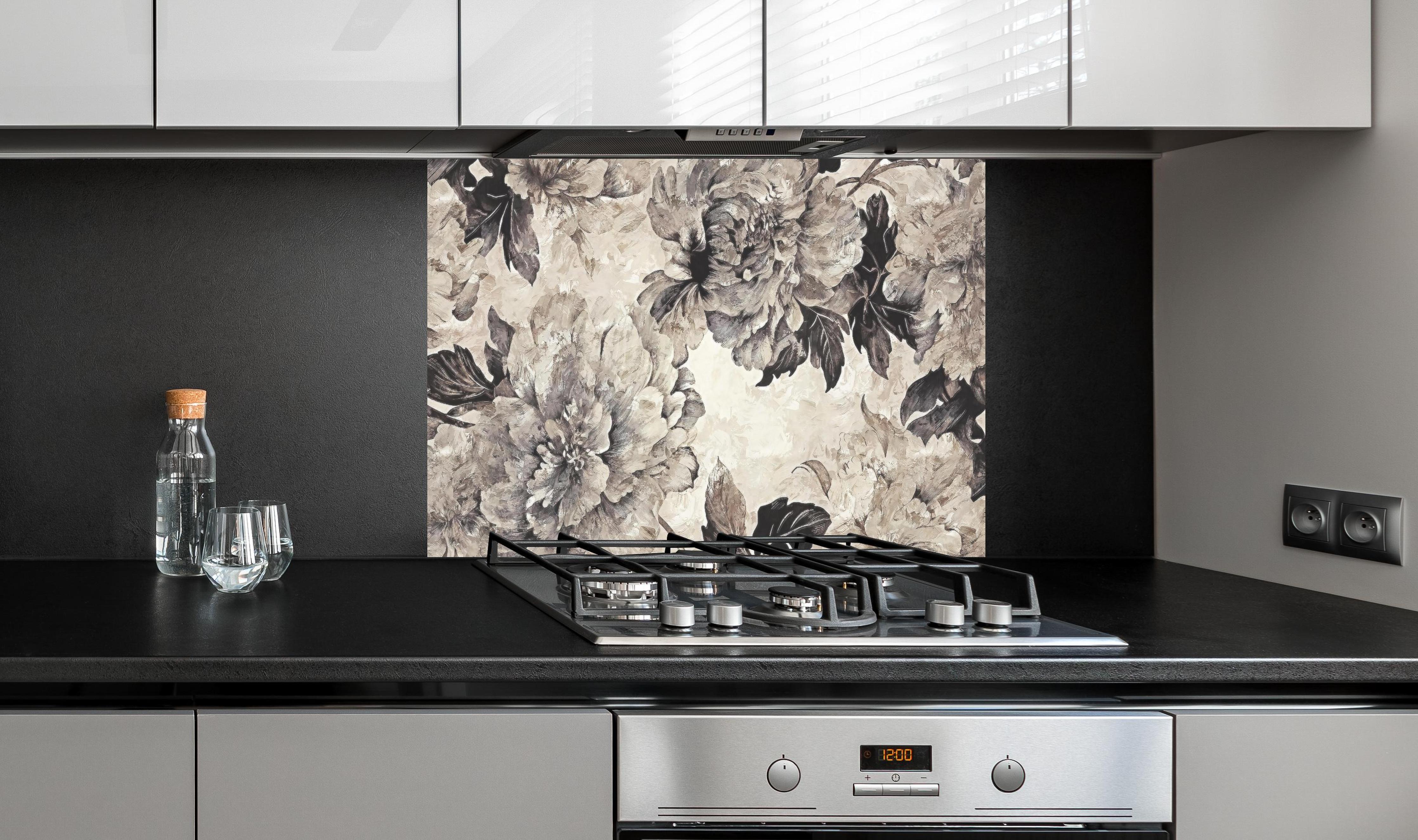 Spritzschutz - Abstraktes Blumenpanorama in Beige-Grau hinter einem Cerankochfeld zwischen Holz-Kochutensilien
