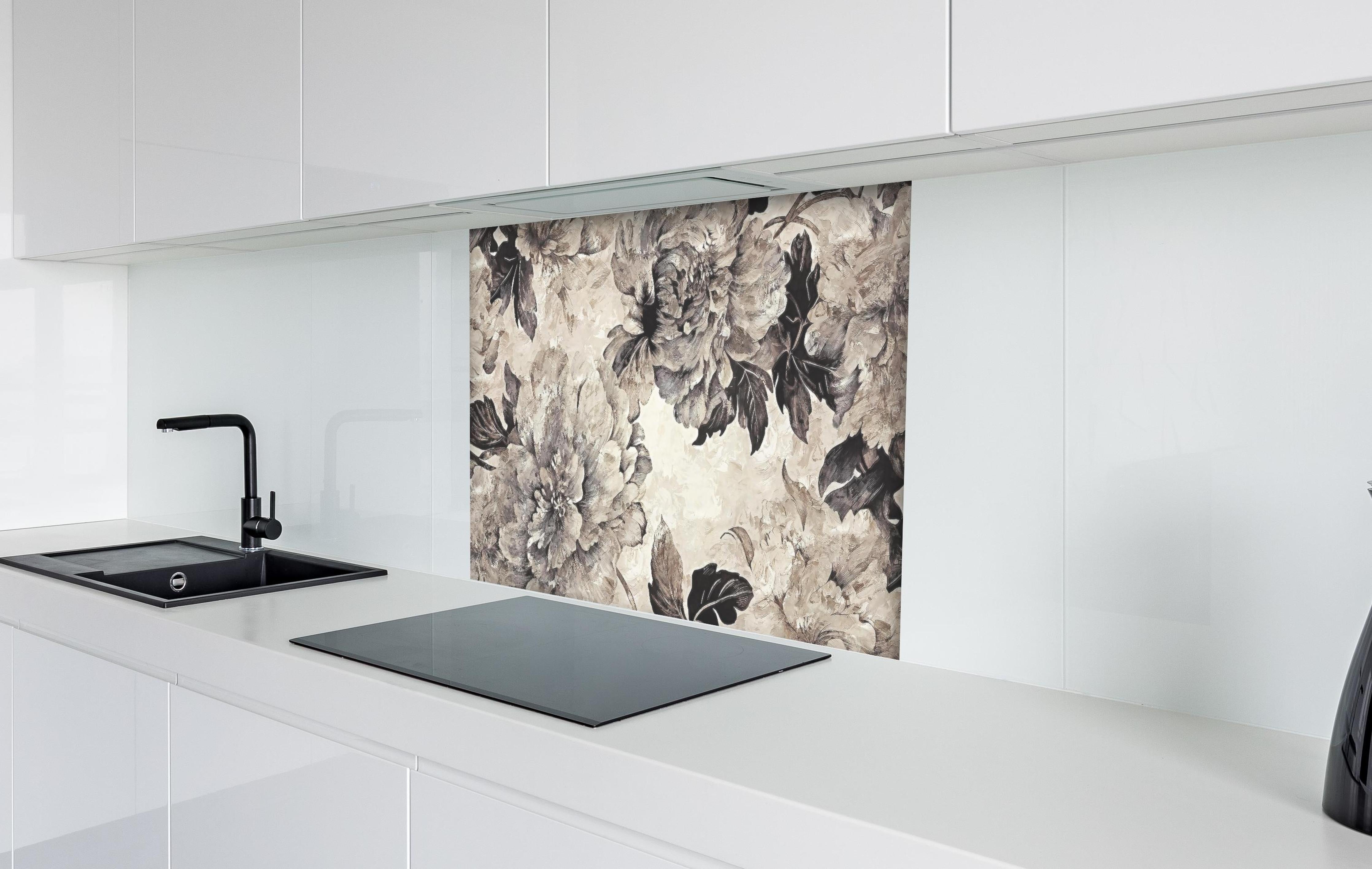 Spritzschutz - Abstraktes Blumenpanorama in Beige-Grau hinter einem Cerankochfeld zwischen Holz-Kochutensilien
