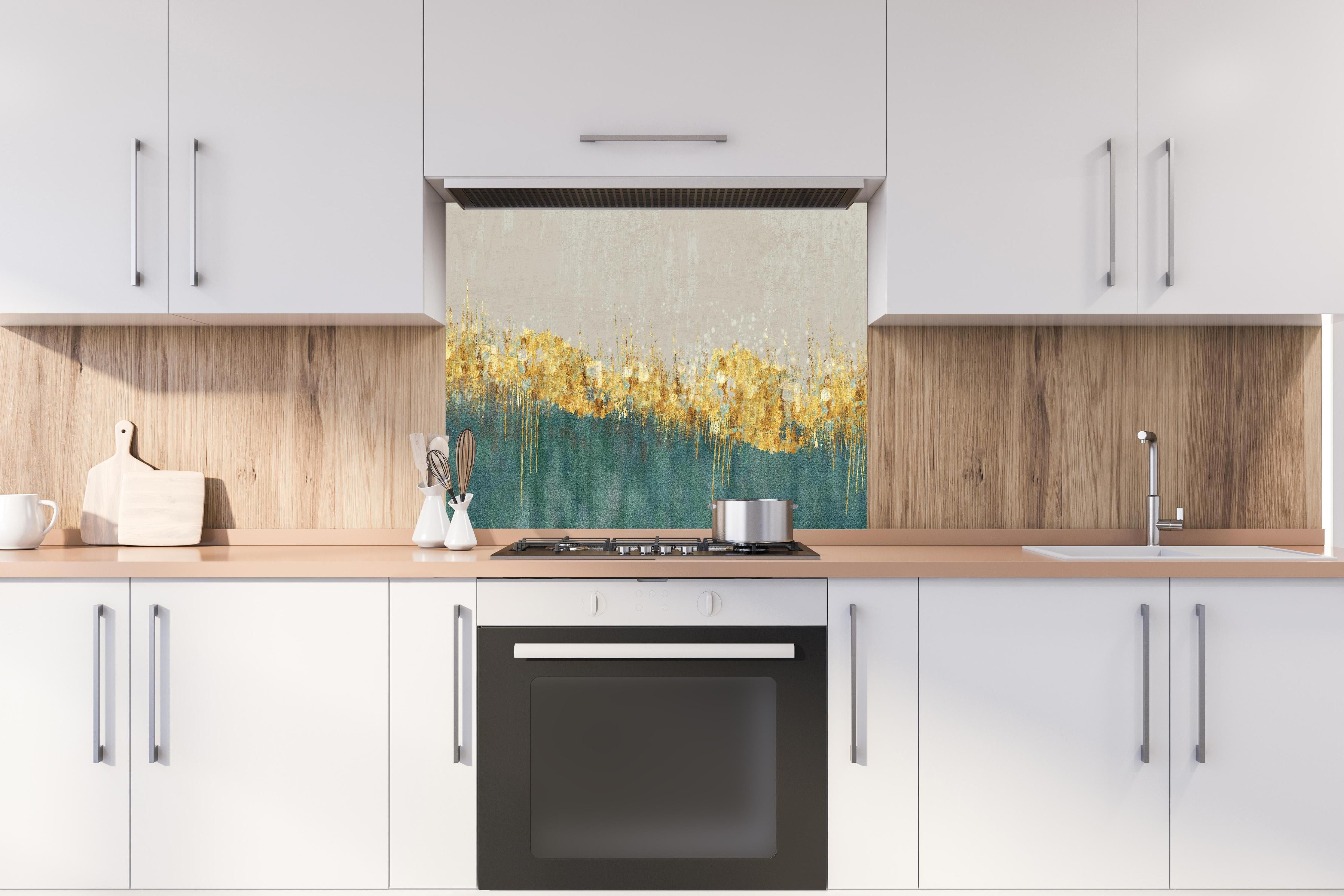 Spritzschutz - Abstraktes Design - Kunsttapete hinter einem Cerankochfeld zwischen Holz-Kochutensilien
