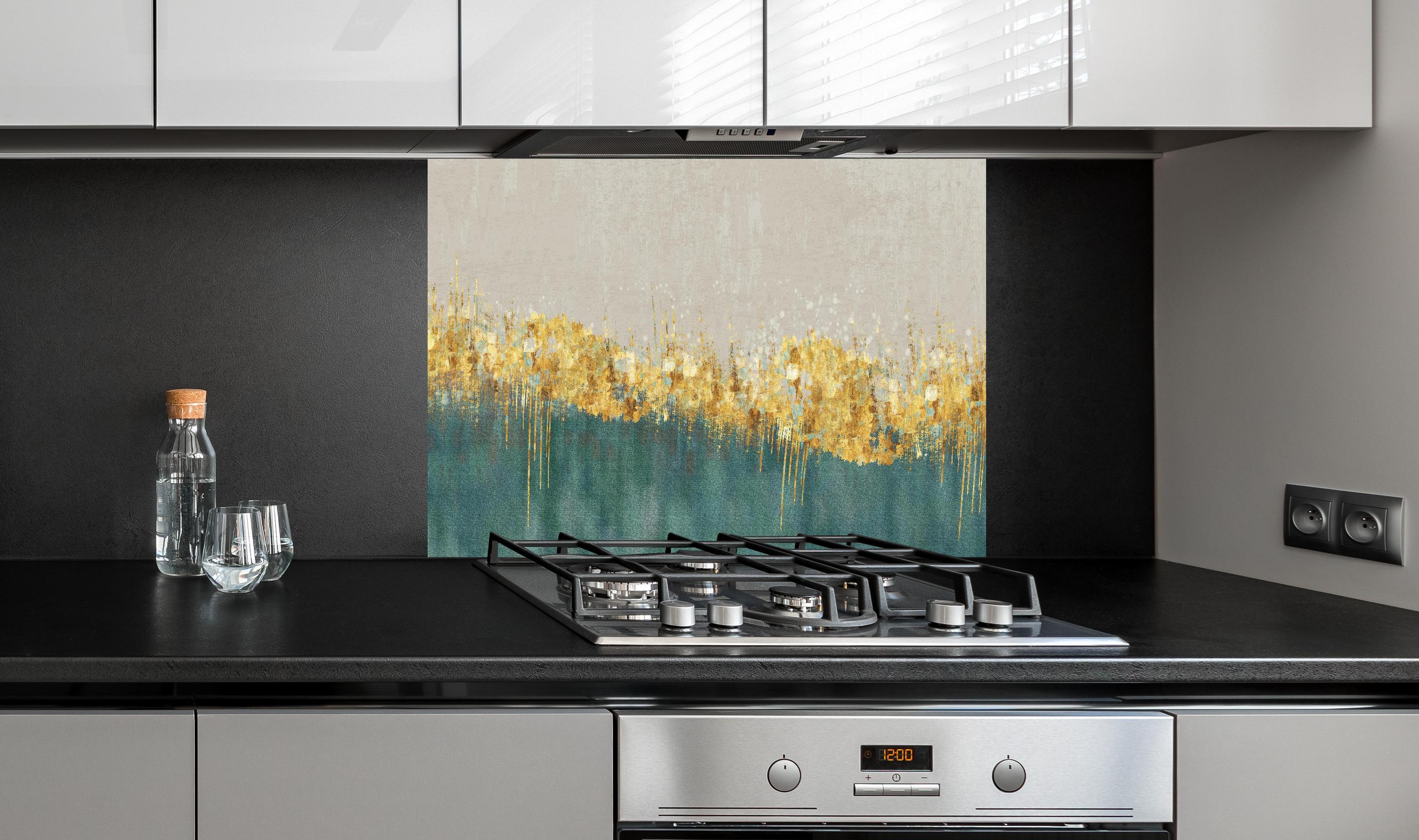 Spritzschutz - Abstraktes Design - Kunsttapete hinter einem Cerankochfeld zwischen Holz-Kochutensilien
