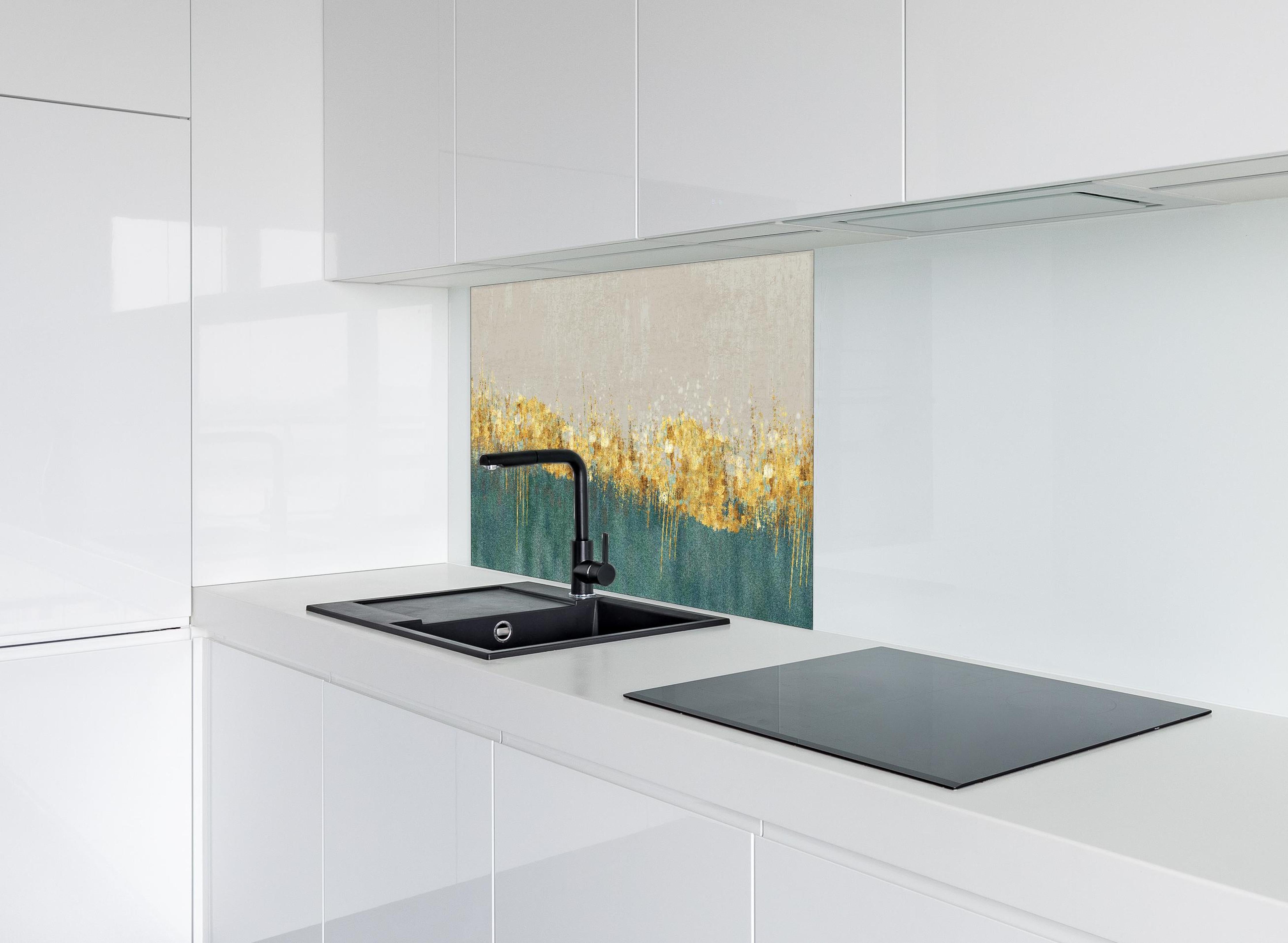 Spritzschutz - Abstraktes Design - Kunsttapete hinter einem Cerankochfeld zwischen Holz-Kochutensilien
