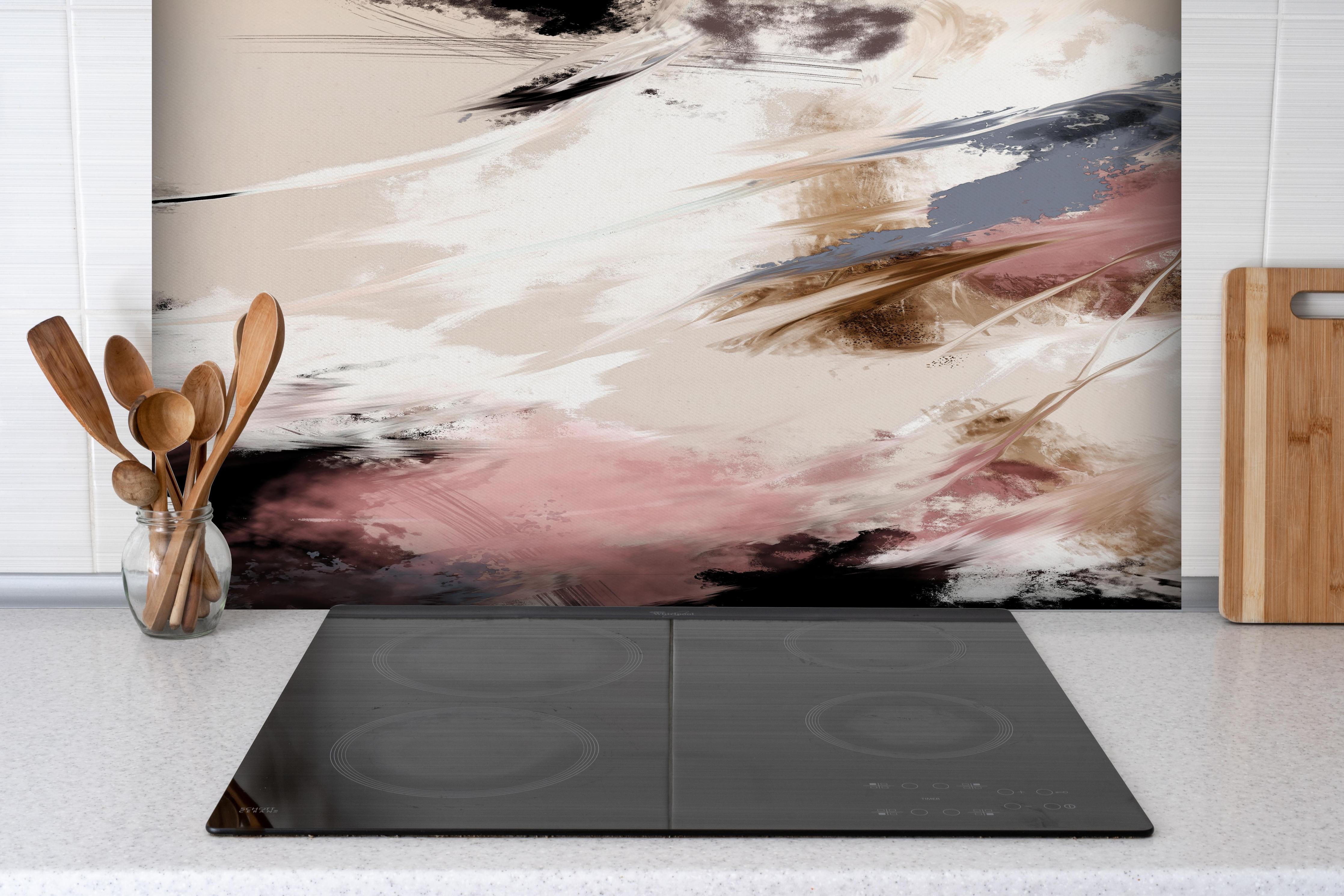 Spritzschutz - Abstraktes Gemälde - Wolken Muster hinter einem Cerankochfeld zwischen Holz-Kochutensilien
