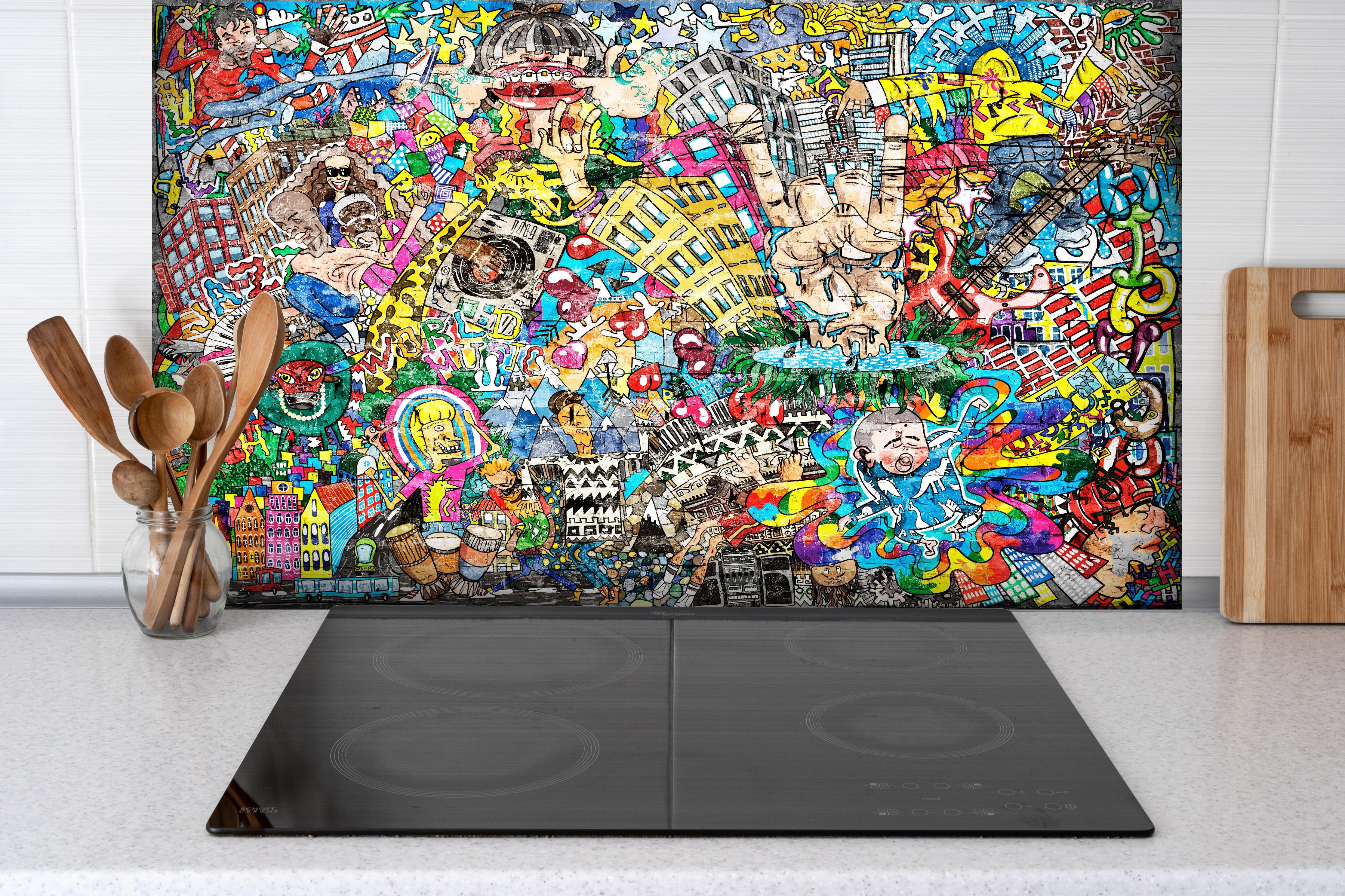 Spritzschutz - Abstraktes Grafitti-Muster hinter einem Cerankochfeld zwischen Holz-Kochutensilien
