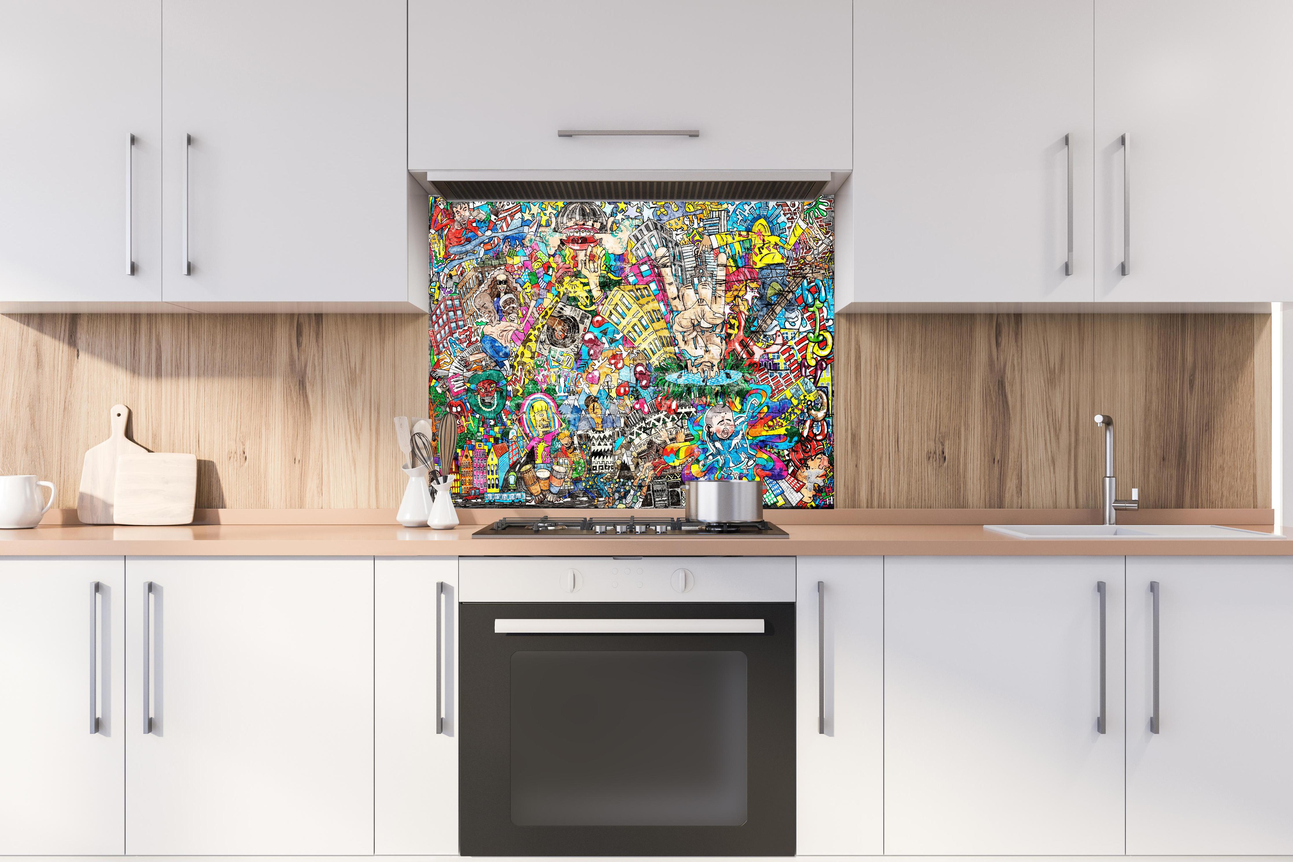 Spritzschutz - Abstraktes Grafitti-Muster hinter einem Cerankochfeld zwischen Holz-Kochutensilien
