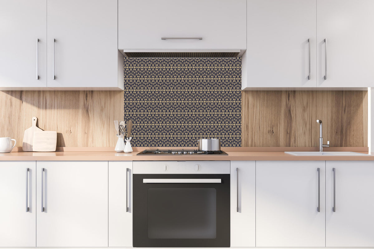 Spritzschutz - Abstraktes Grau Schwarz Design Muster hinter einem Cerankochfeld zwischen Holz-Kochutensilien
