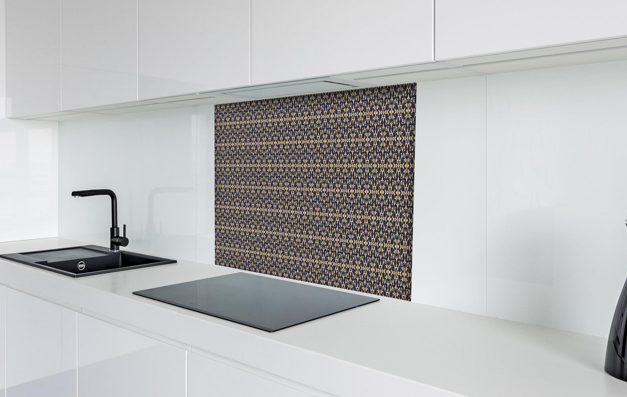 Spritzschutz - Abstraktes Grau Schwarz Design Muster hinter einem Cerankochfeld zwischen Holz-Kochutensilien
