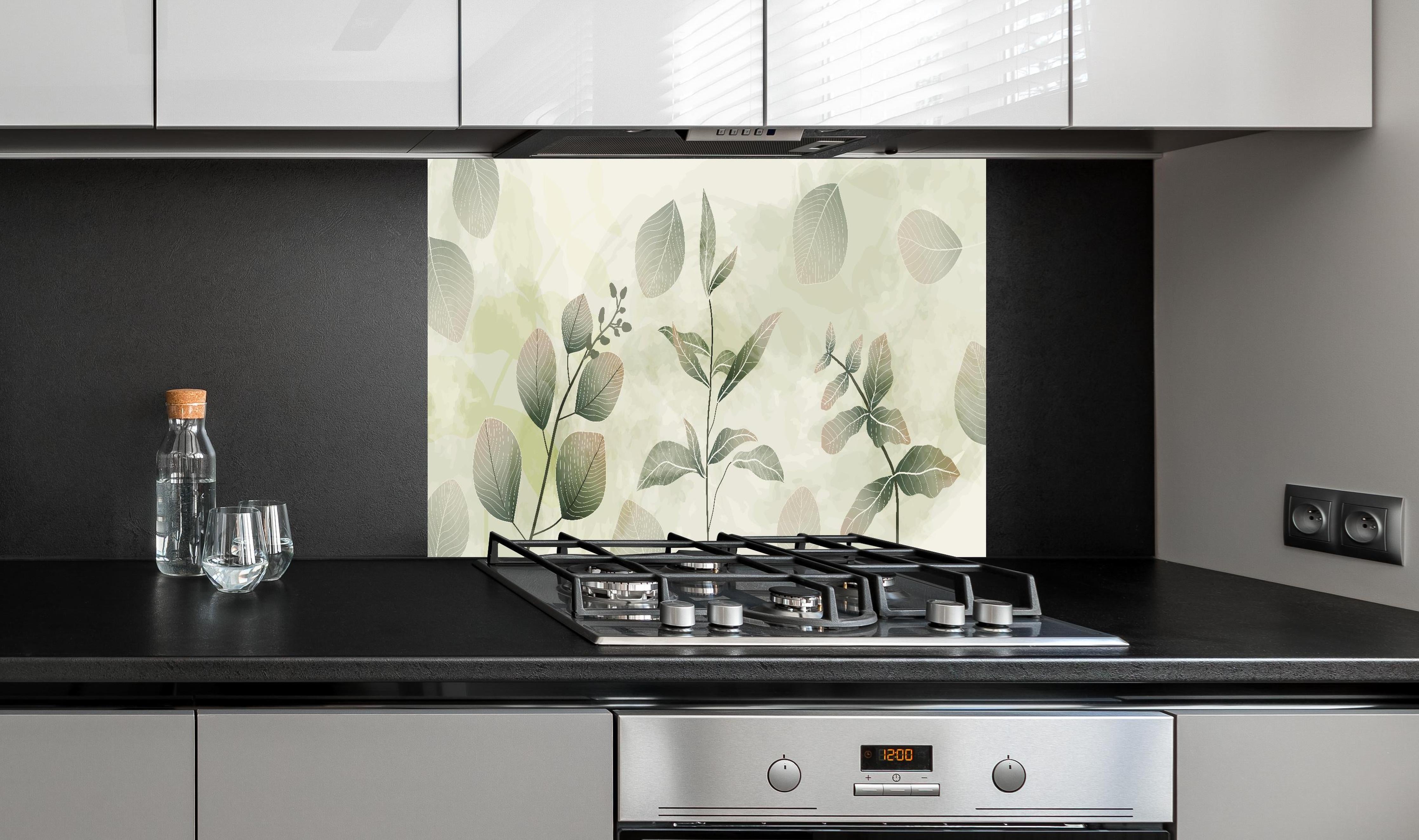 Spritzschutz - Abstraktes Grünpflanzen-Muster Design hinter einem Cerankochfeld zwischen Holz-Kochutensilien
