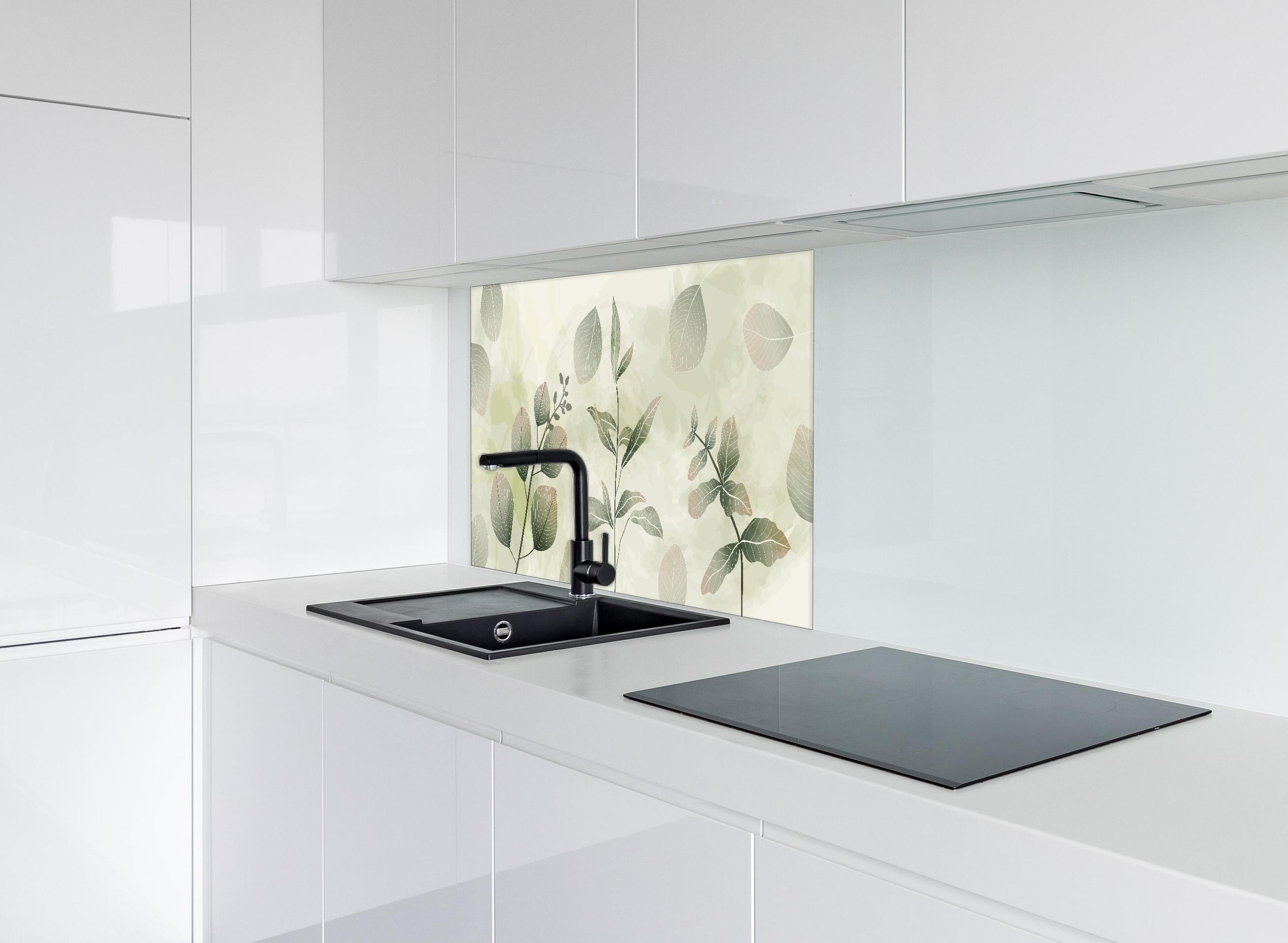 Spritzschutz - Abstraktes Grünpflanzen-Muster Design hinter einem Cerankochfeld zwischen Holz-Kochutensilien
