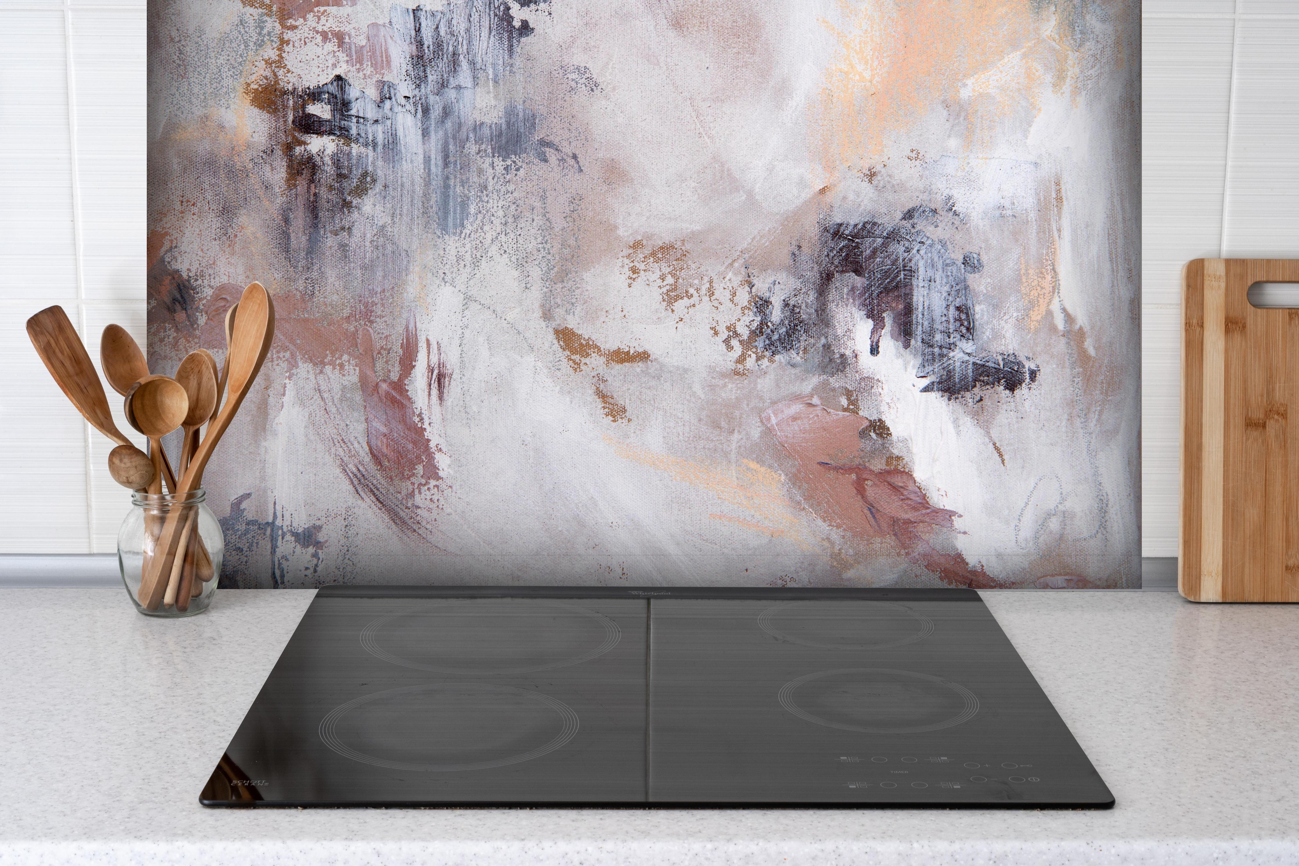 Spritzschutz - Abstraktes Kunstgemälde hinter einem Cerankochfeld zwischen Holz-Kochutensilien
