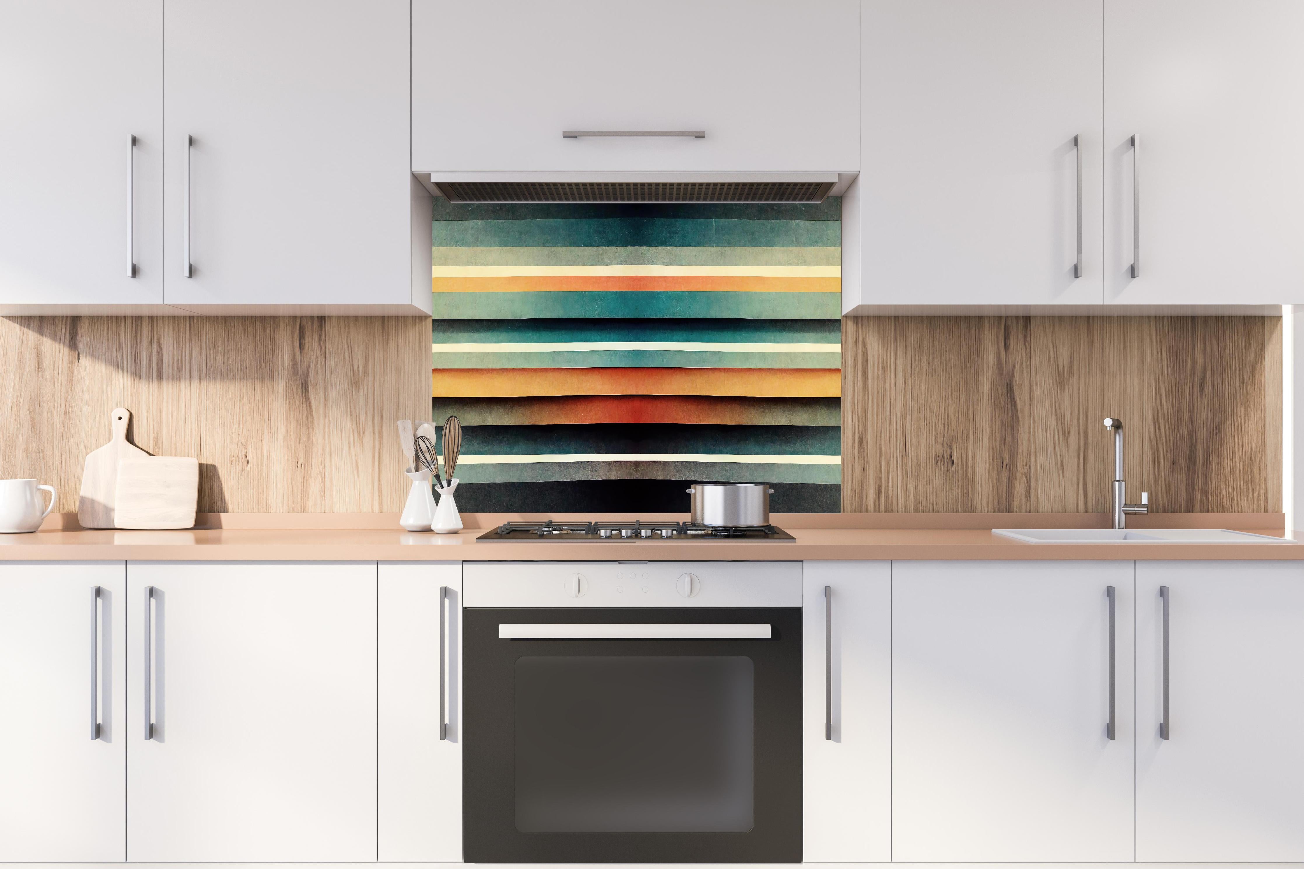 Spritzschutz - Abstraktes Linien Panorama hinter einem Cerankochfeld zwischen Holz-Kochutensilien
