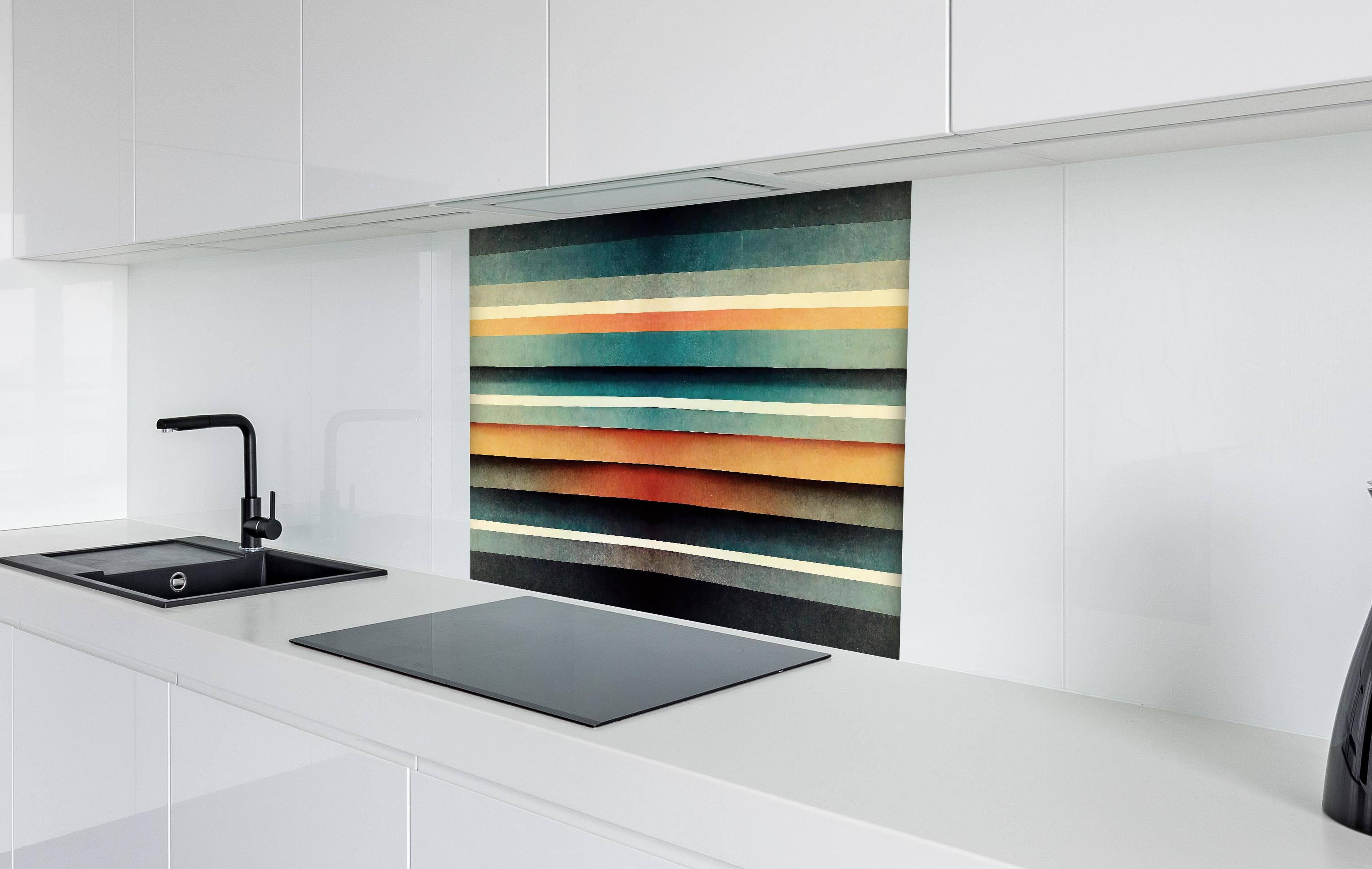 Spritzschutz - Abstraktes Linien Panorama hinter einem Cerankochfeld zwischen Holz-Kochutensilien
