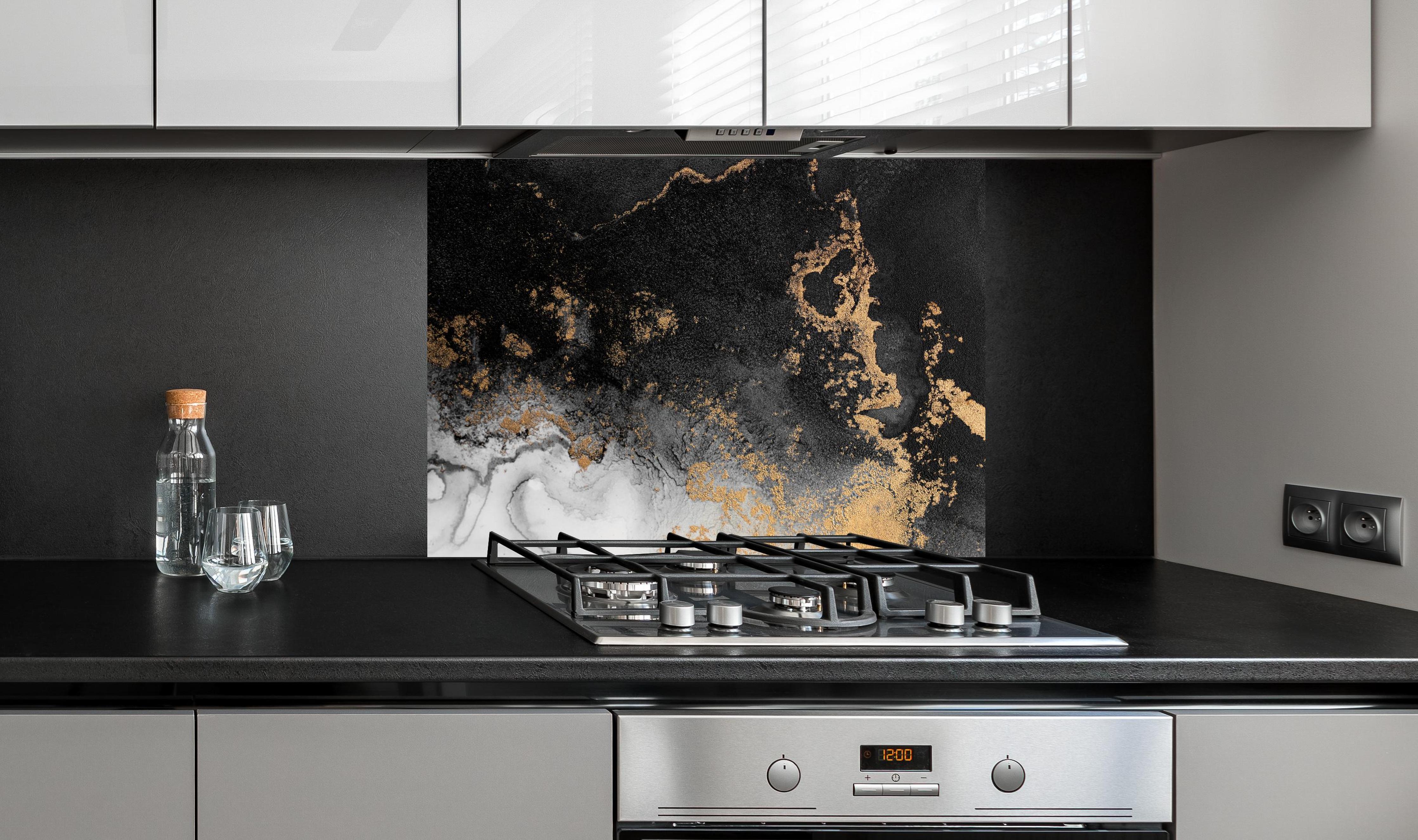 Spritzschutz - Abstraktes Marmor Design - Flüssigkunst hinter einem Cerankochfeld zwischen Holz-Kochutensilien
