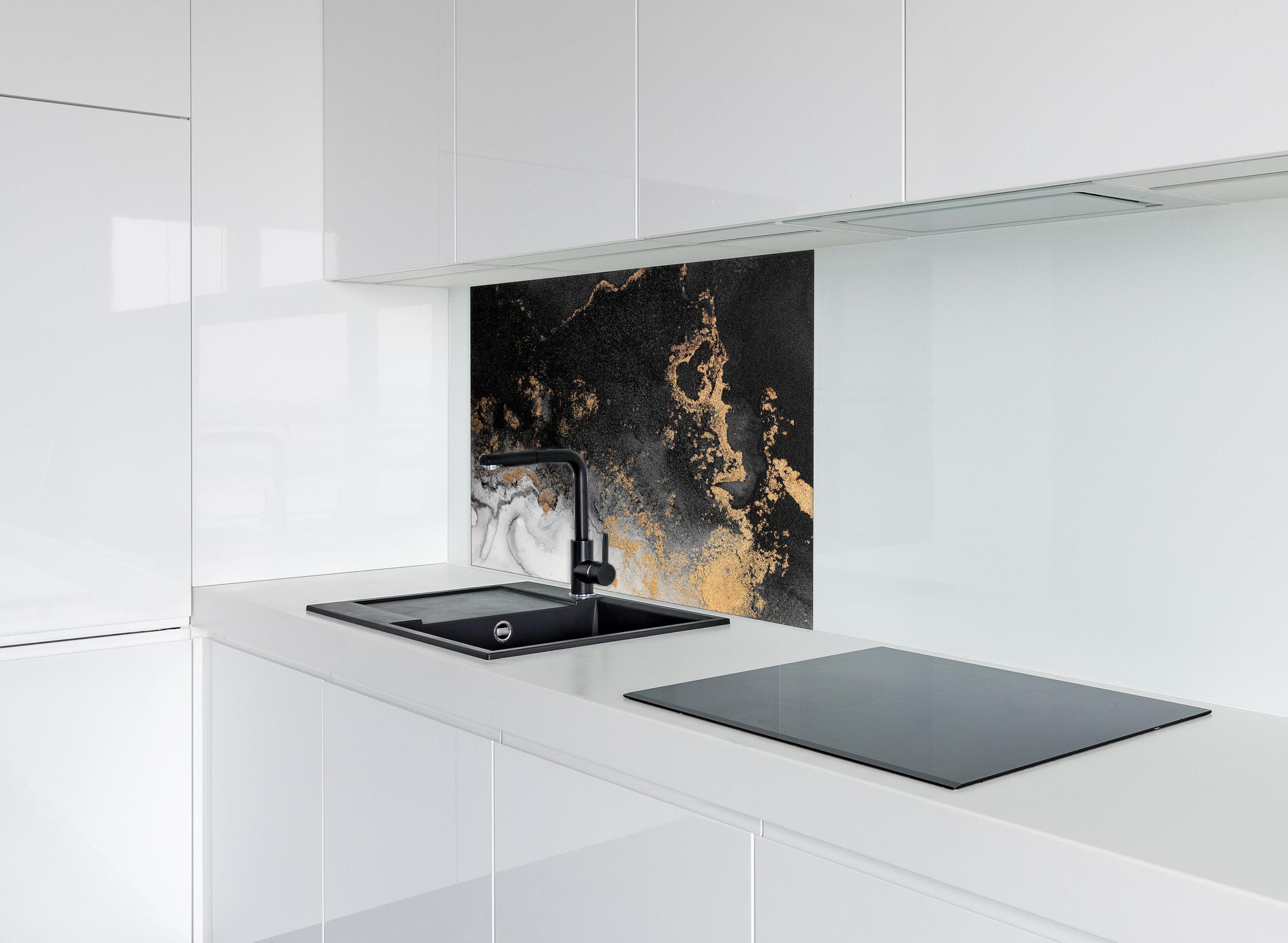 Spritzschutz - Abstraktes Marmor Design - Flüssigkunst hinter einem Cerankochfeld zwischen Holz-Kochutensilien
