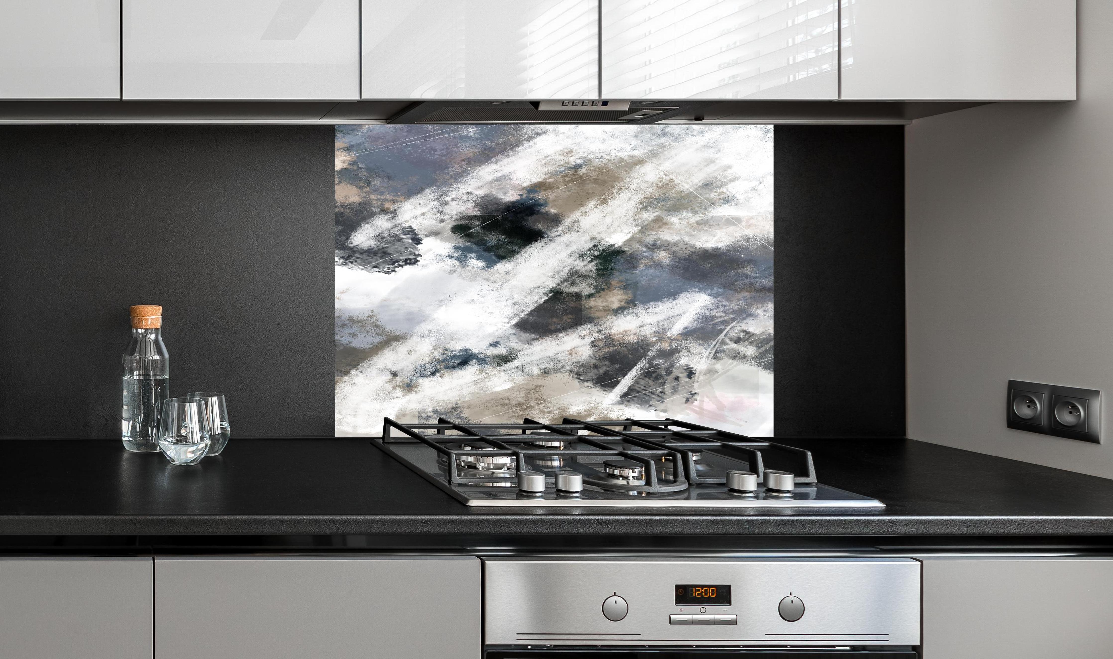 Spritzschutz - Abstraktes Muster - Modern hinter einem Cerankochfeld zwischen Holz-Kochutensilien
