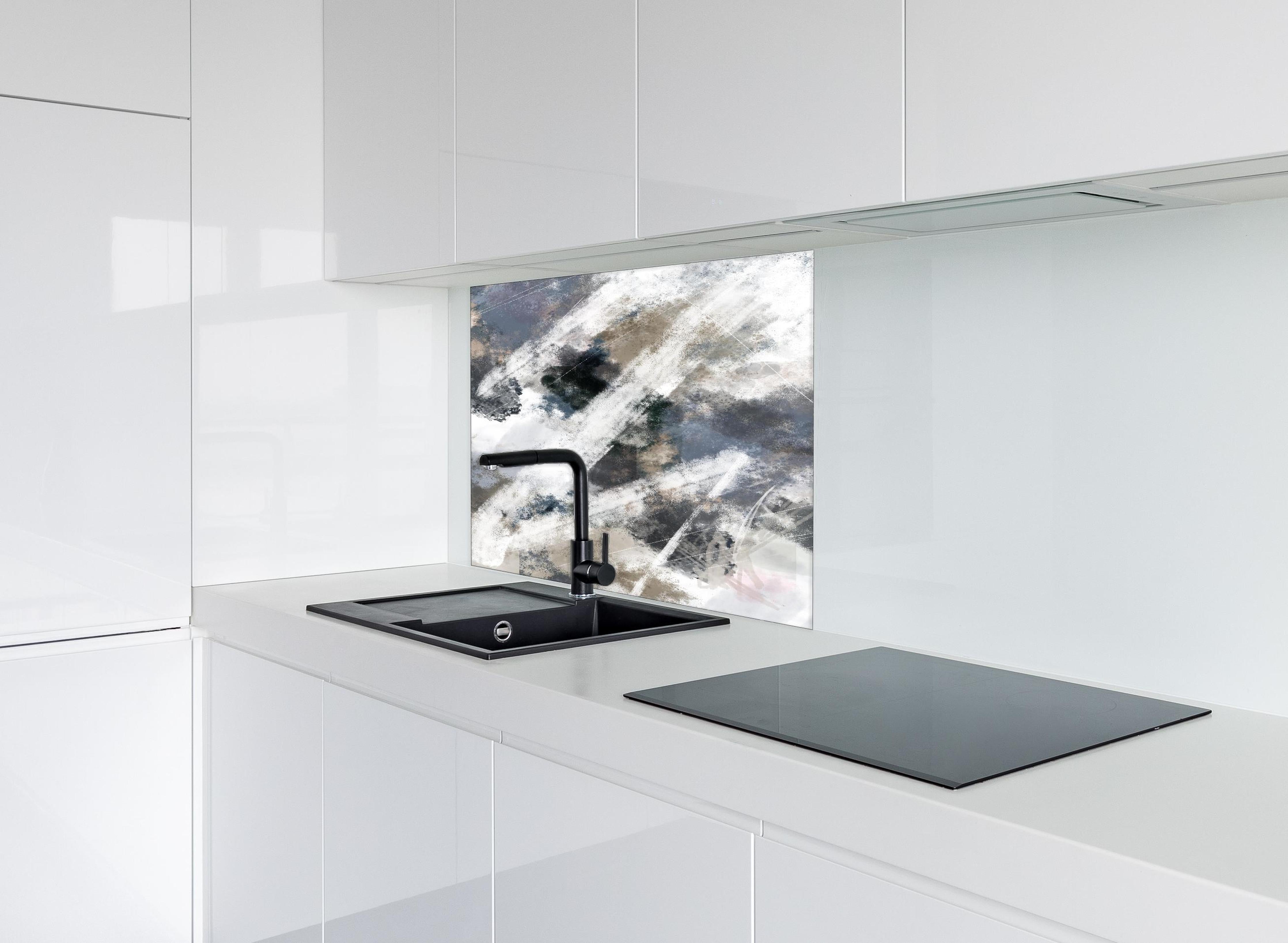 Spritzschutz - Abstraktes Muster - Modern hinter einem Cerankochfeld zwischen Holz-Kochutensilien
