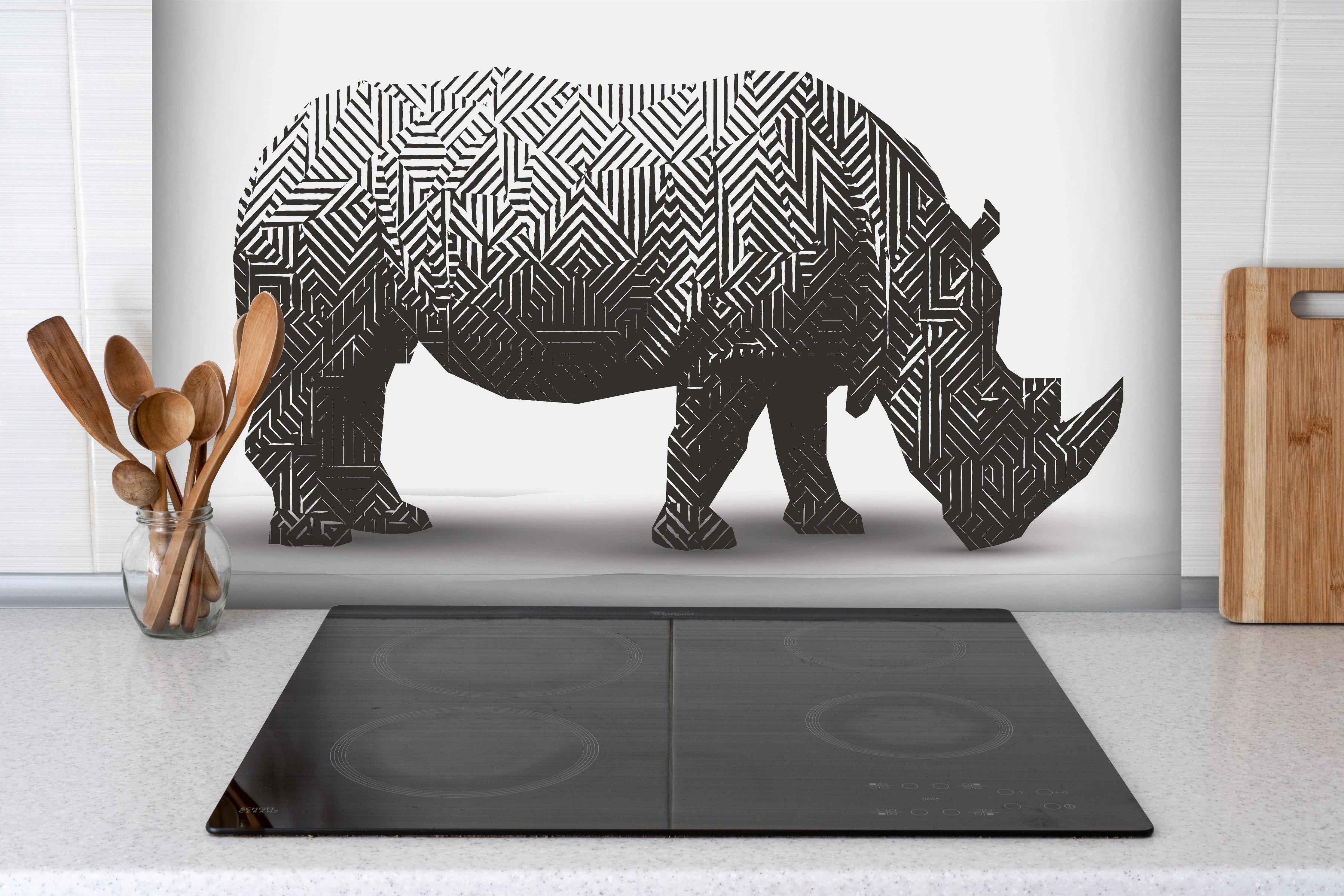 Spritzschutz - Abstraktes Muster Nashorn in Schwarz-Weiß hinter einem Cerankochfeld zwischen Holz-Kochutensilien
